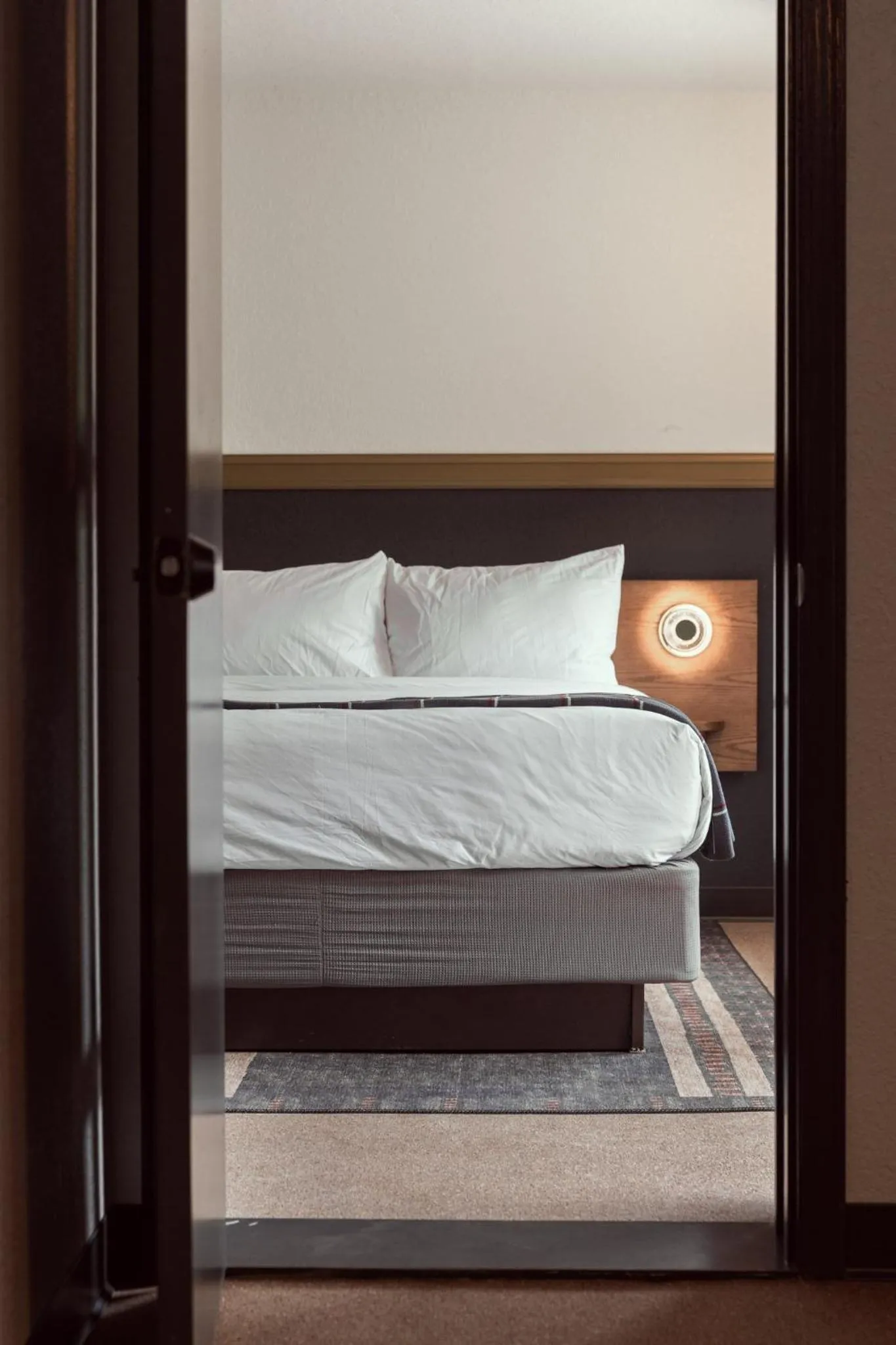 Photo of the whole room, Bed in The Ozarker Lodge