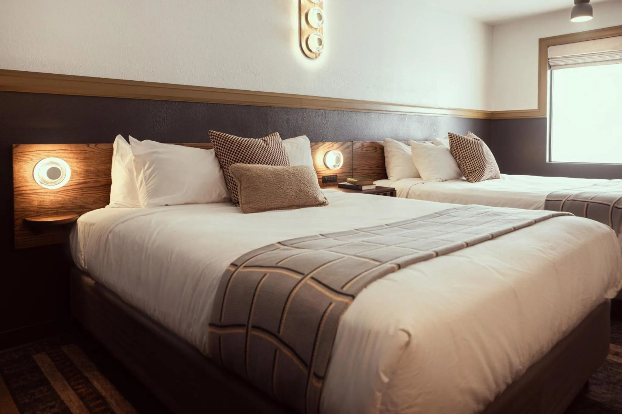 Photo of the whole room, Bed in The Ozarker Lodge