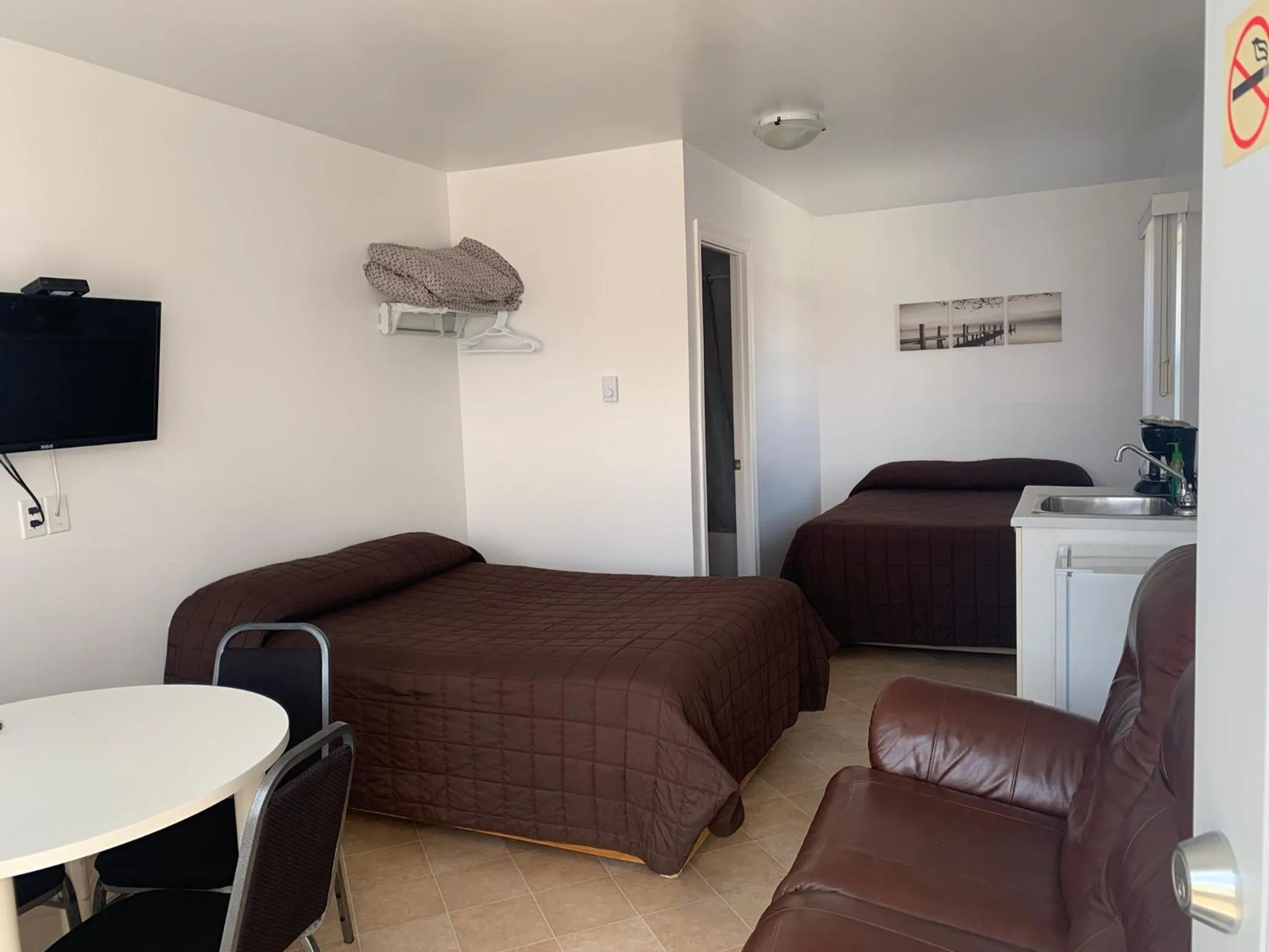 Quadruple Room with Bath in Les studios de la mer