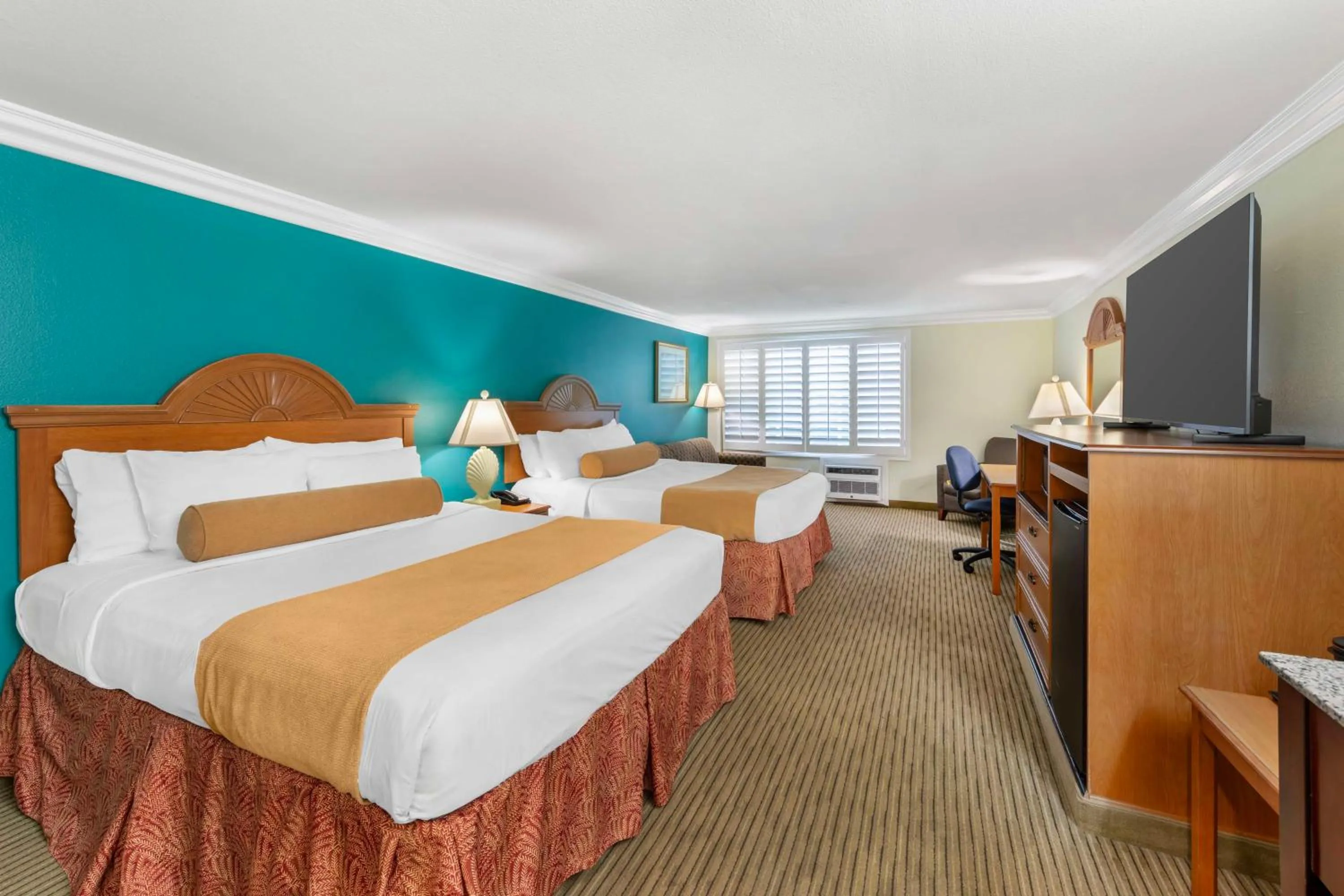 Bedroom, Bed in Best Western Harbour Inn & Suites Huntington - Sunset Beach