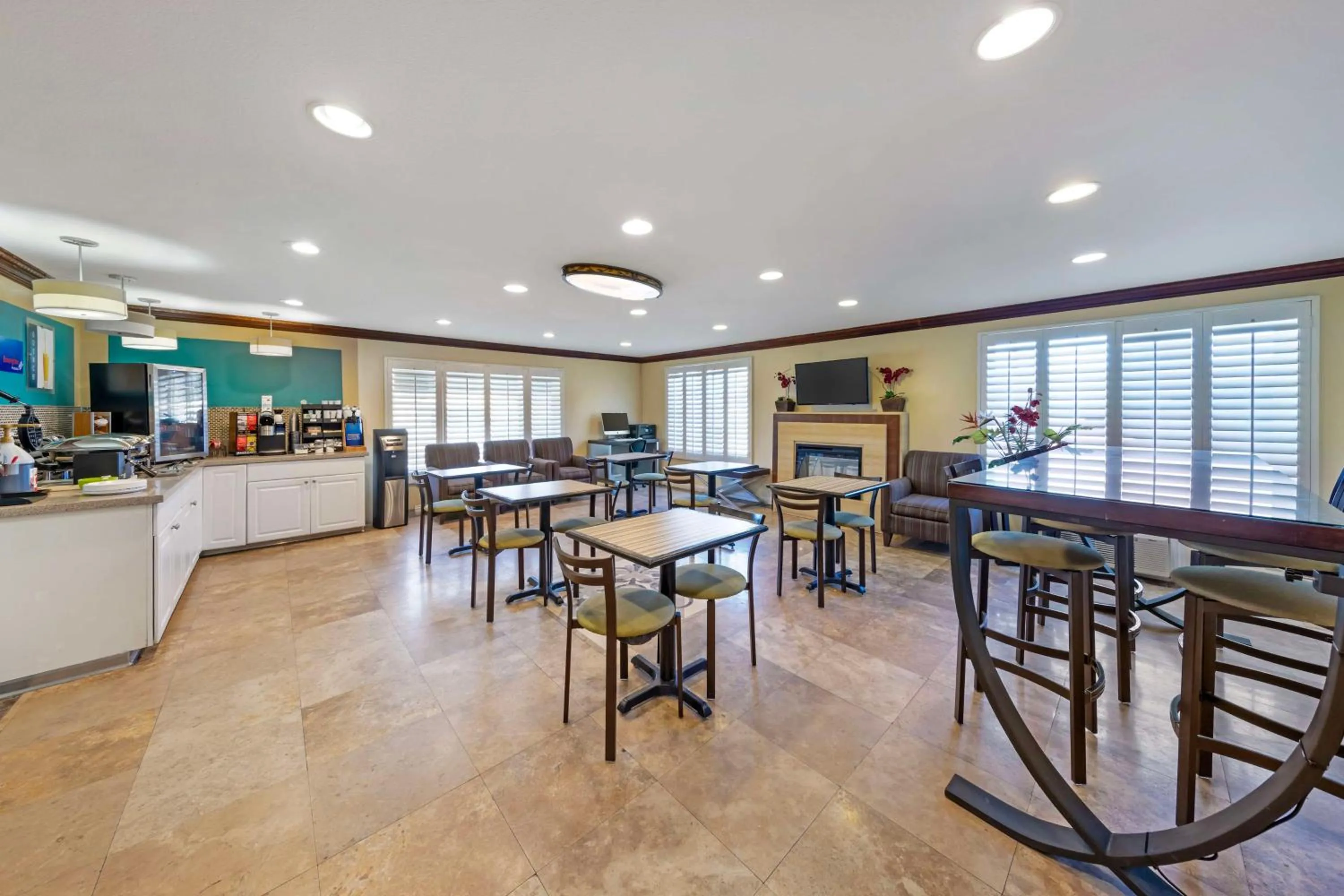 Breakfast in Best Western Harbour Inn & Suites Huntington - Sunset Beach