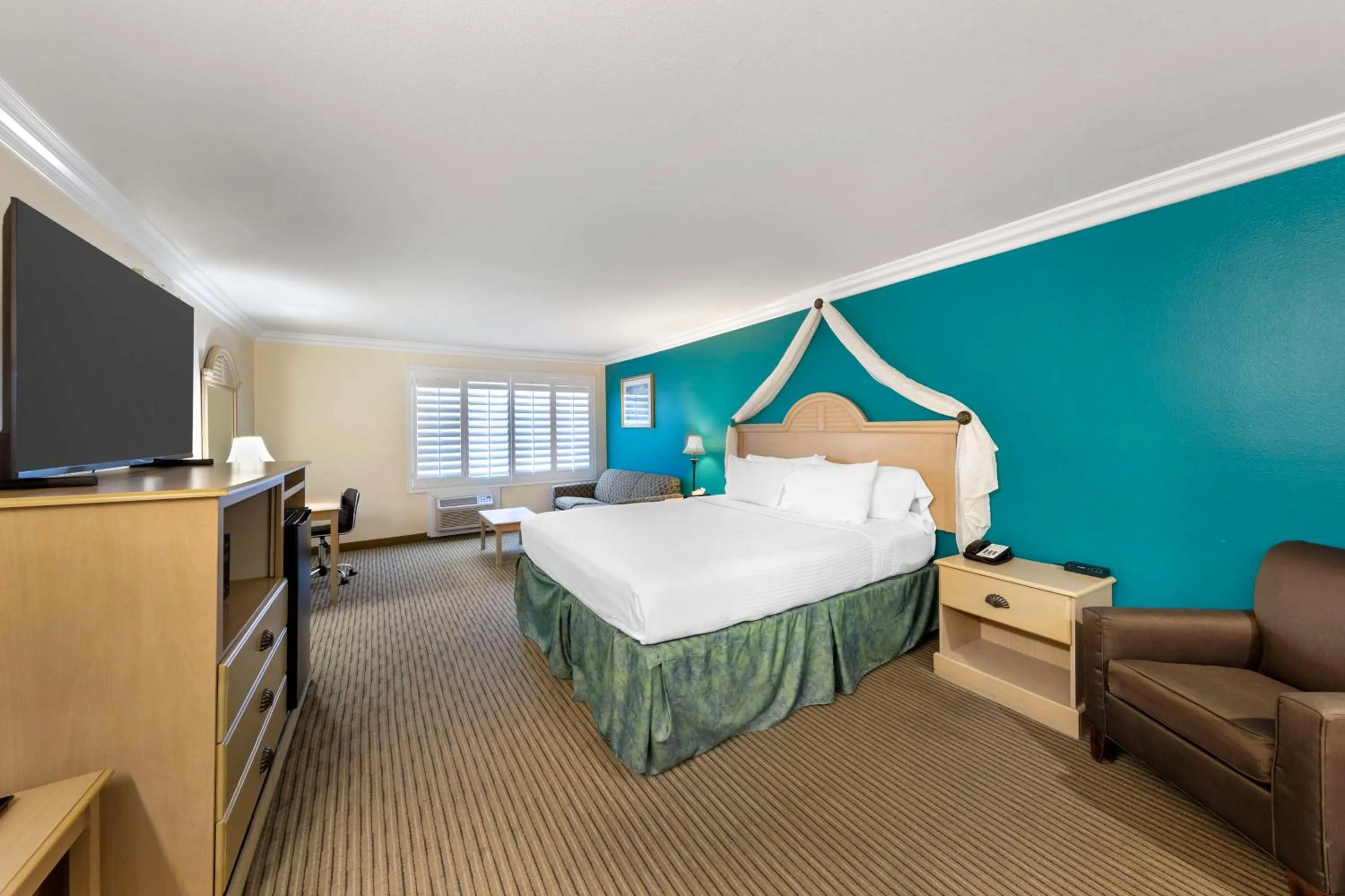 Bedroom, Bed in Best Western Harbour Inn & Suites Huntington - Sunset Beach