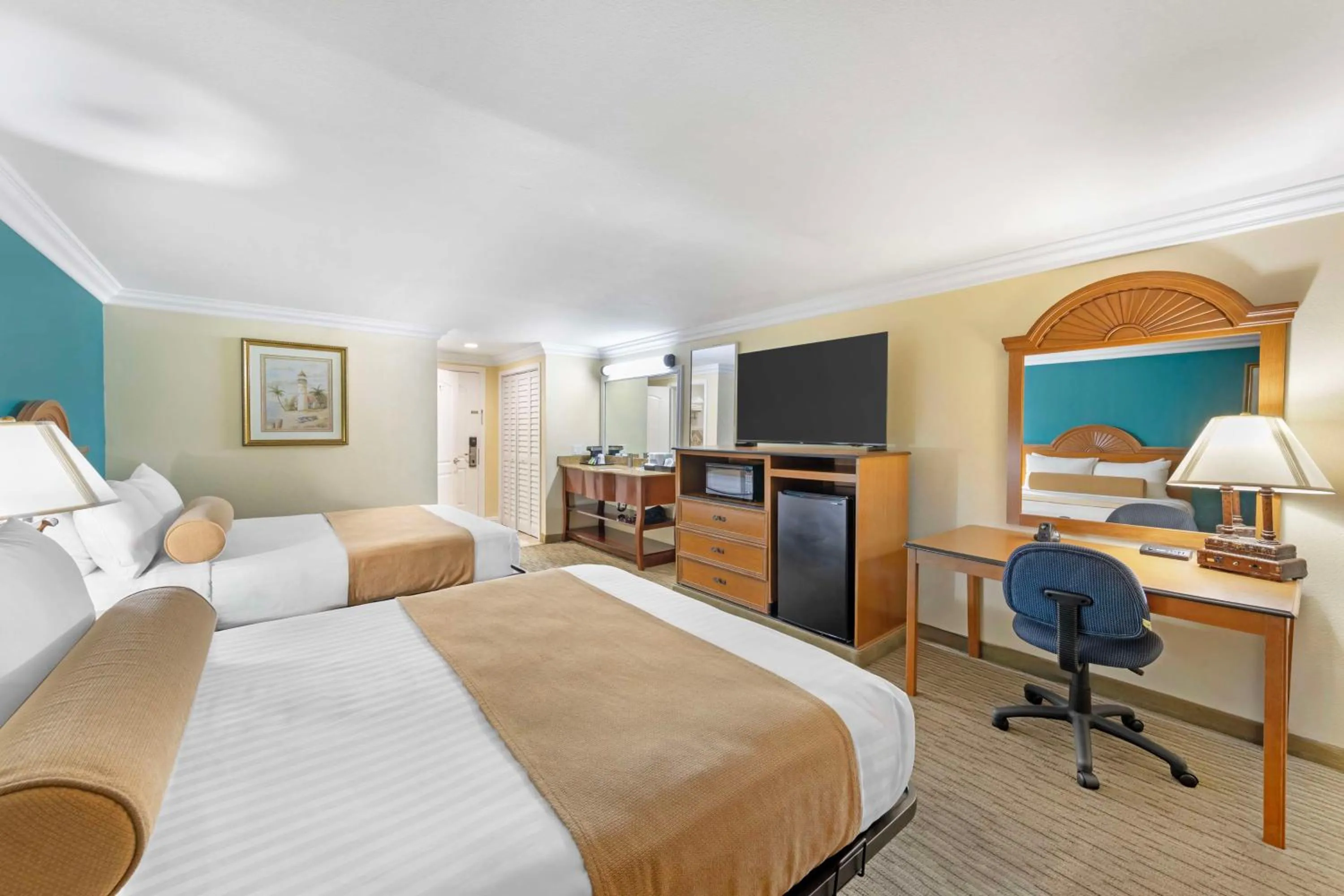 Bedroom, Bed in Best Western Harbour Inn & Suites Huntington - Sunset Beach