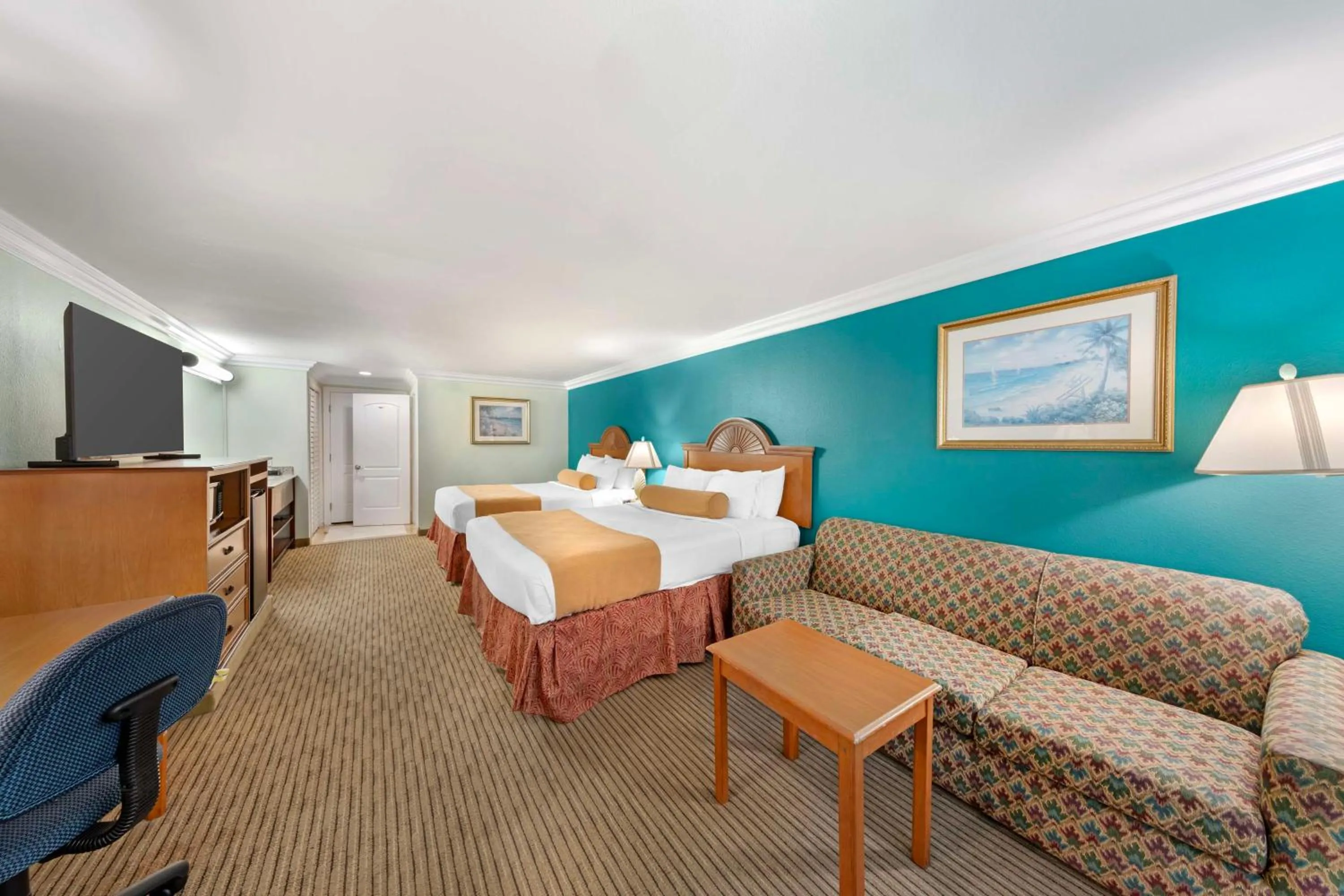 Bedroom, Bed in Best Western Harbour Inn & Suites Huntington - Sunset Beach