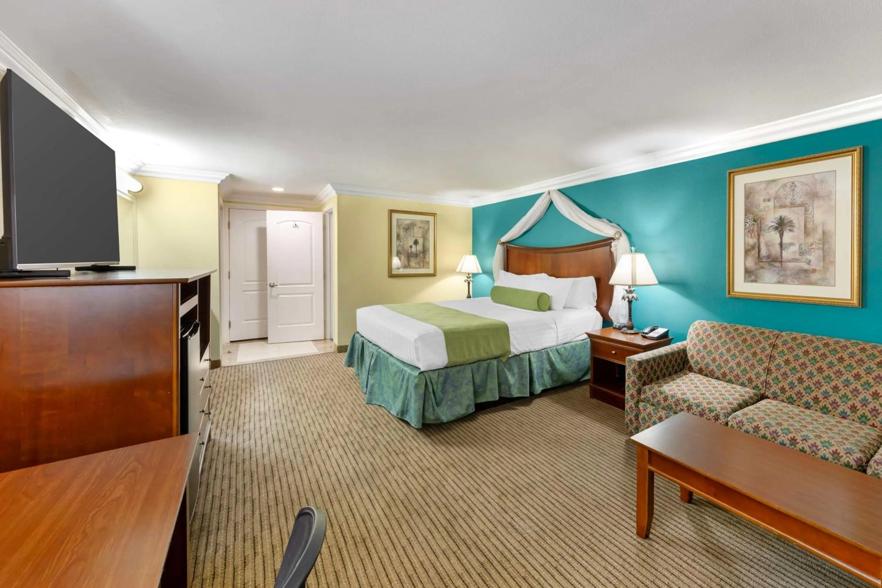 Bedroom, Bed in Best Western Harbour Inn & Suites Huntington - Sunset Beach