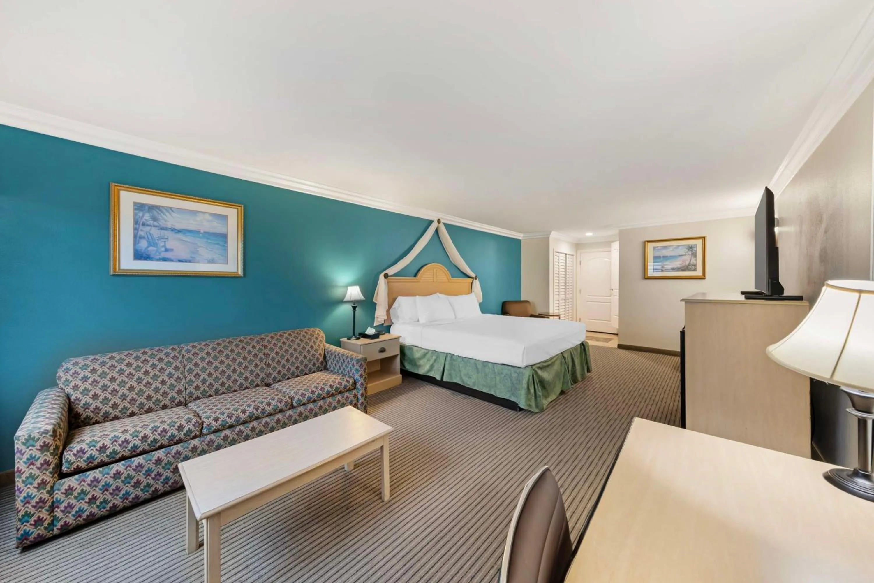 Bedroom, Bed in Best Western Harbour Inn & Suites Huntington - Sunset Beach
