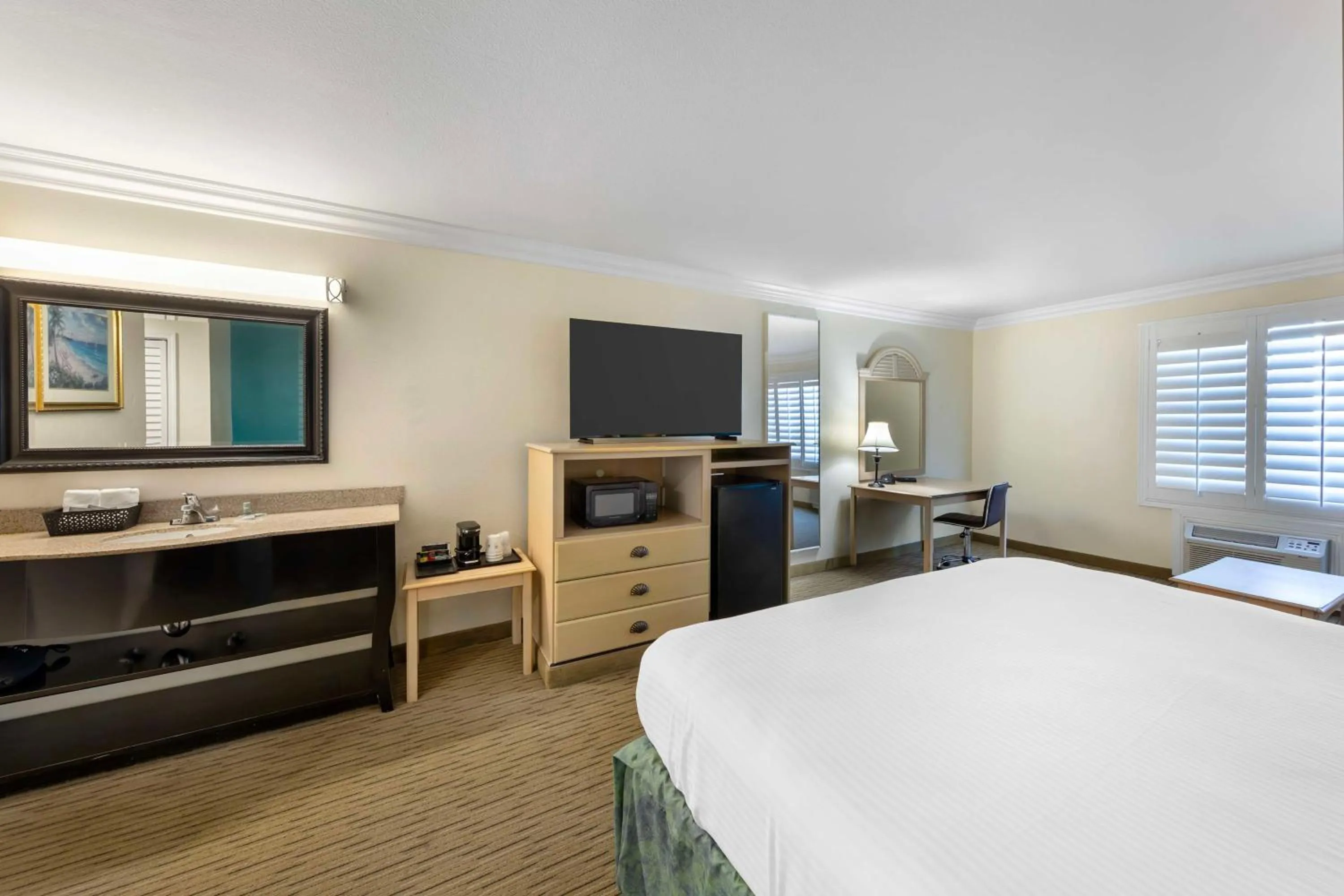 Bedroom, Bed in Best Western Harbour Inn & Suites Huntington - Sunset Beach