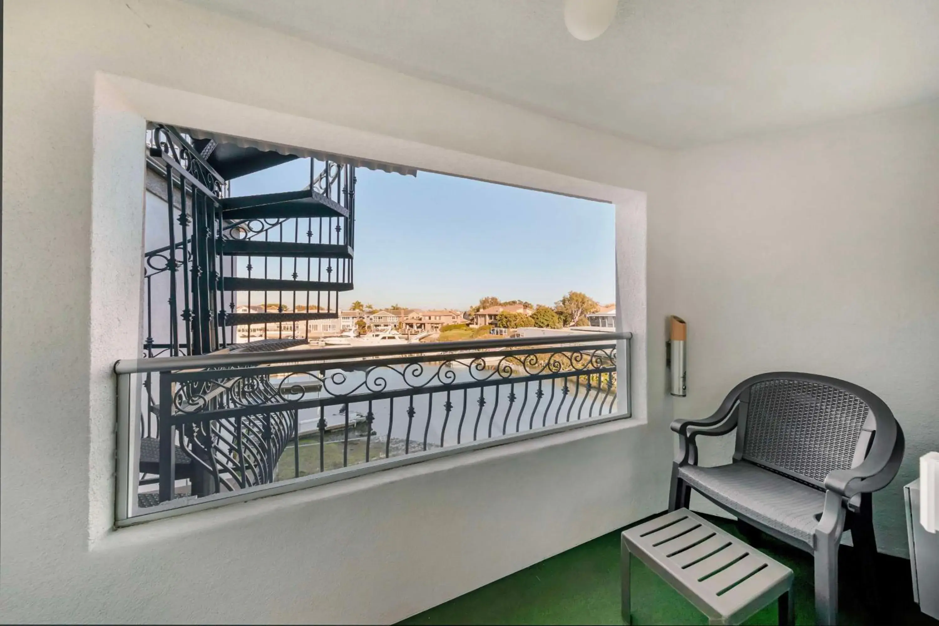 King Suite with Spa Bath in Best Western Harbour Inn & Suites Huntington - Sunset Beach King Suite with Spa Bath in Best Western Harbour Inn & Suites Huntington - Sunset Beach