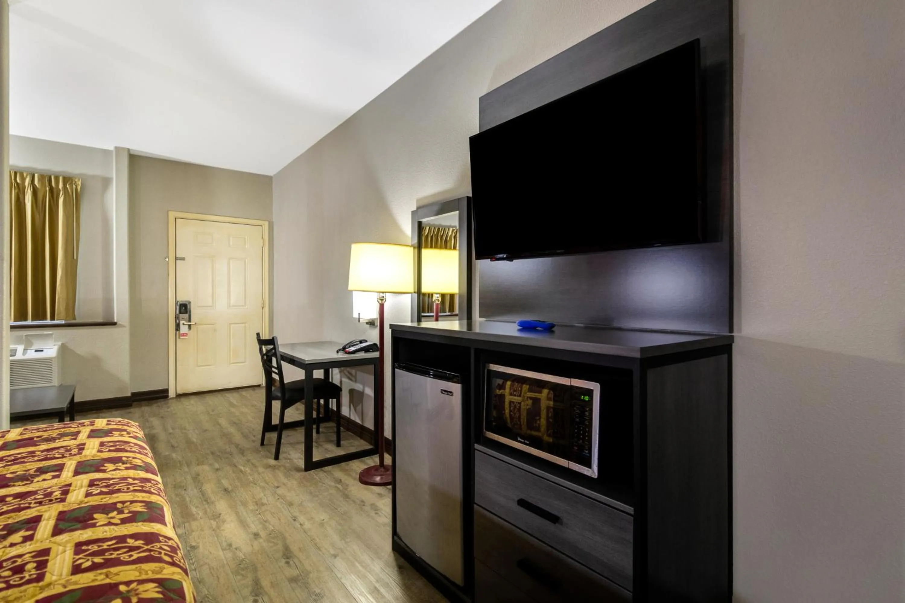 TV/Entertainment Center in Executive Inn & Suites