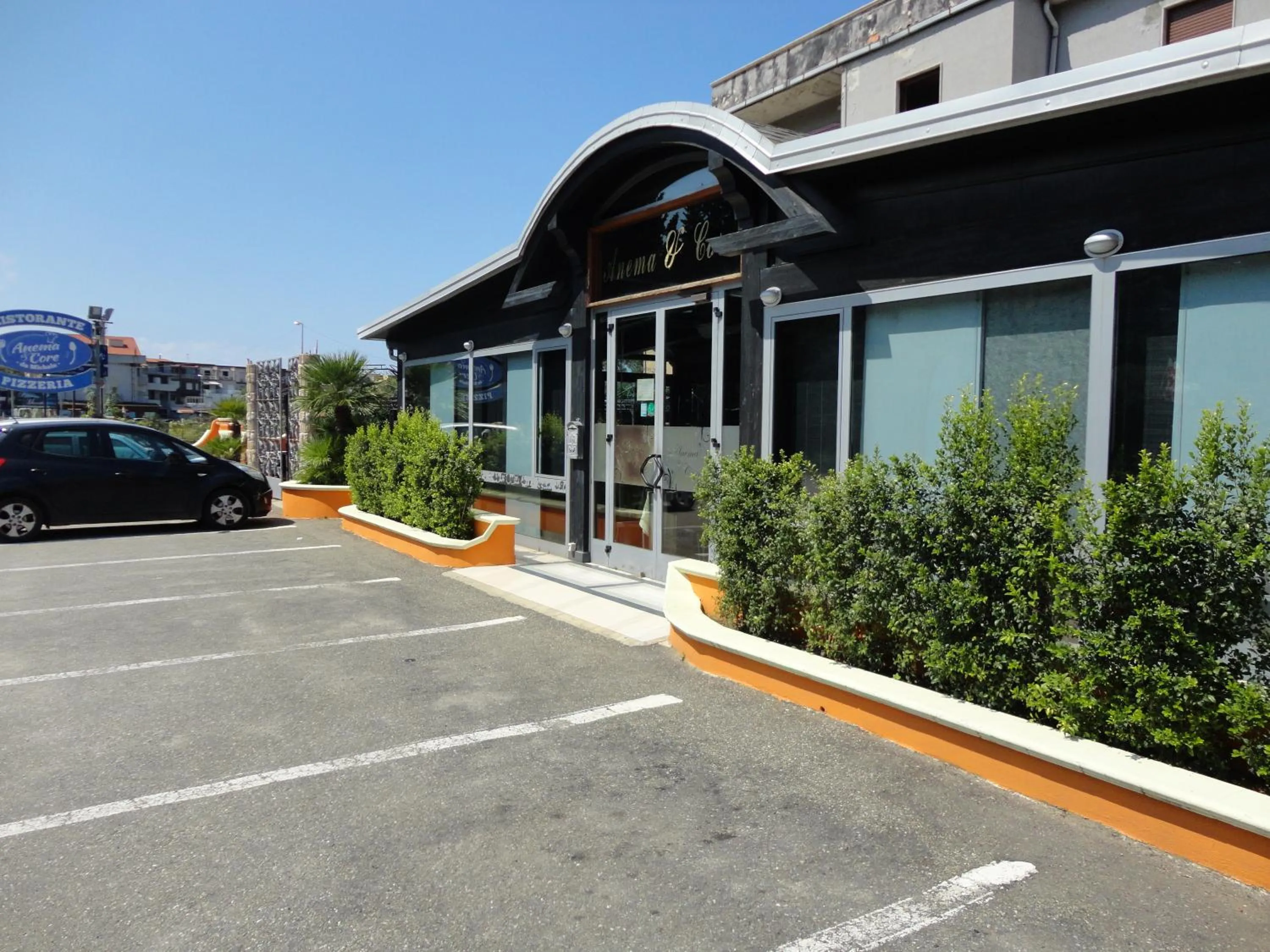 Facade/entrance in Anema e Core Pizzo