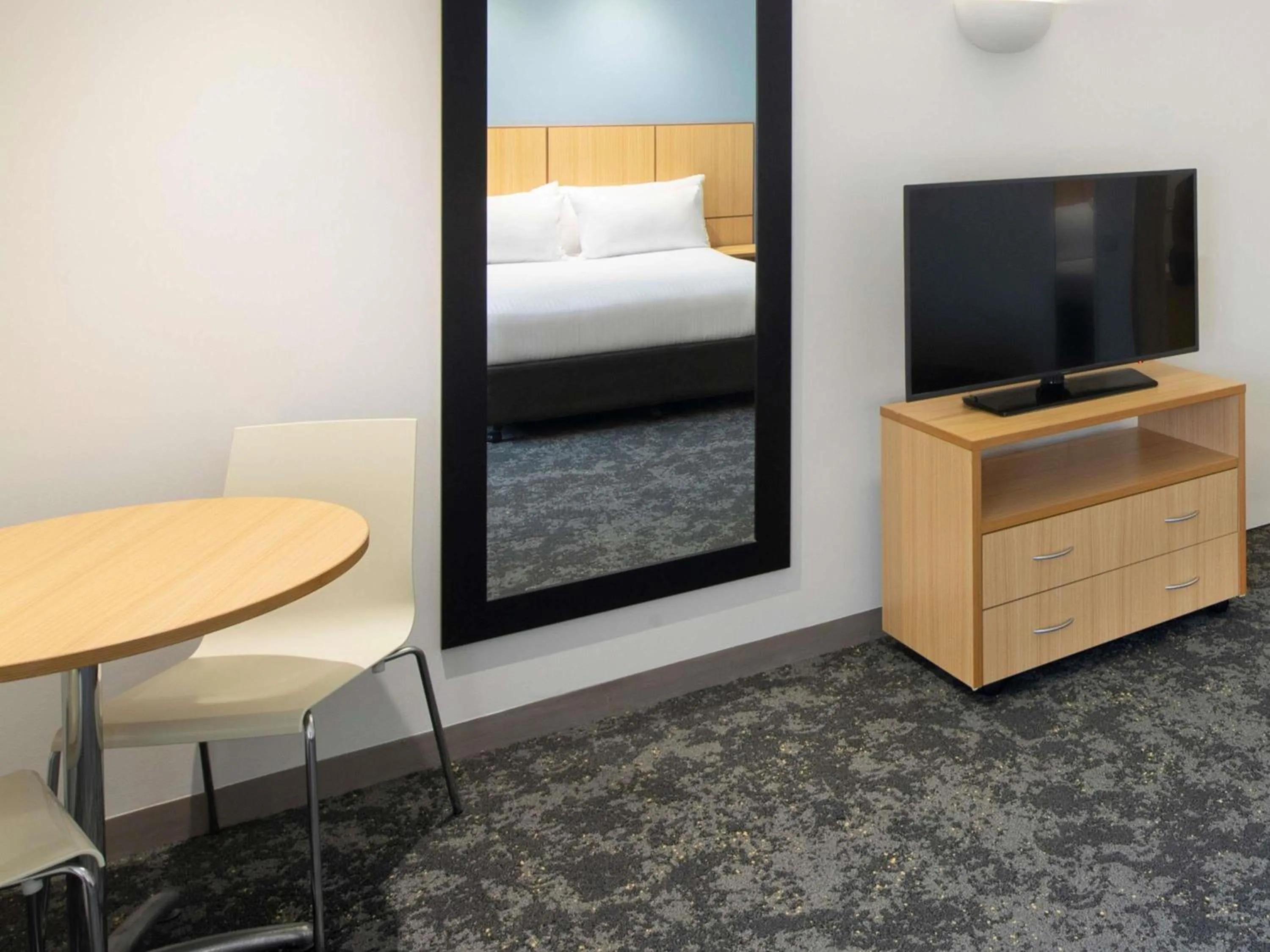 Bedroom, Bed in Mercure Brisbane Garden City