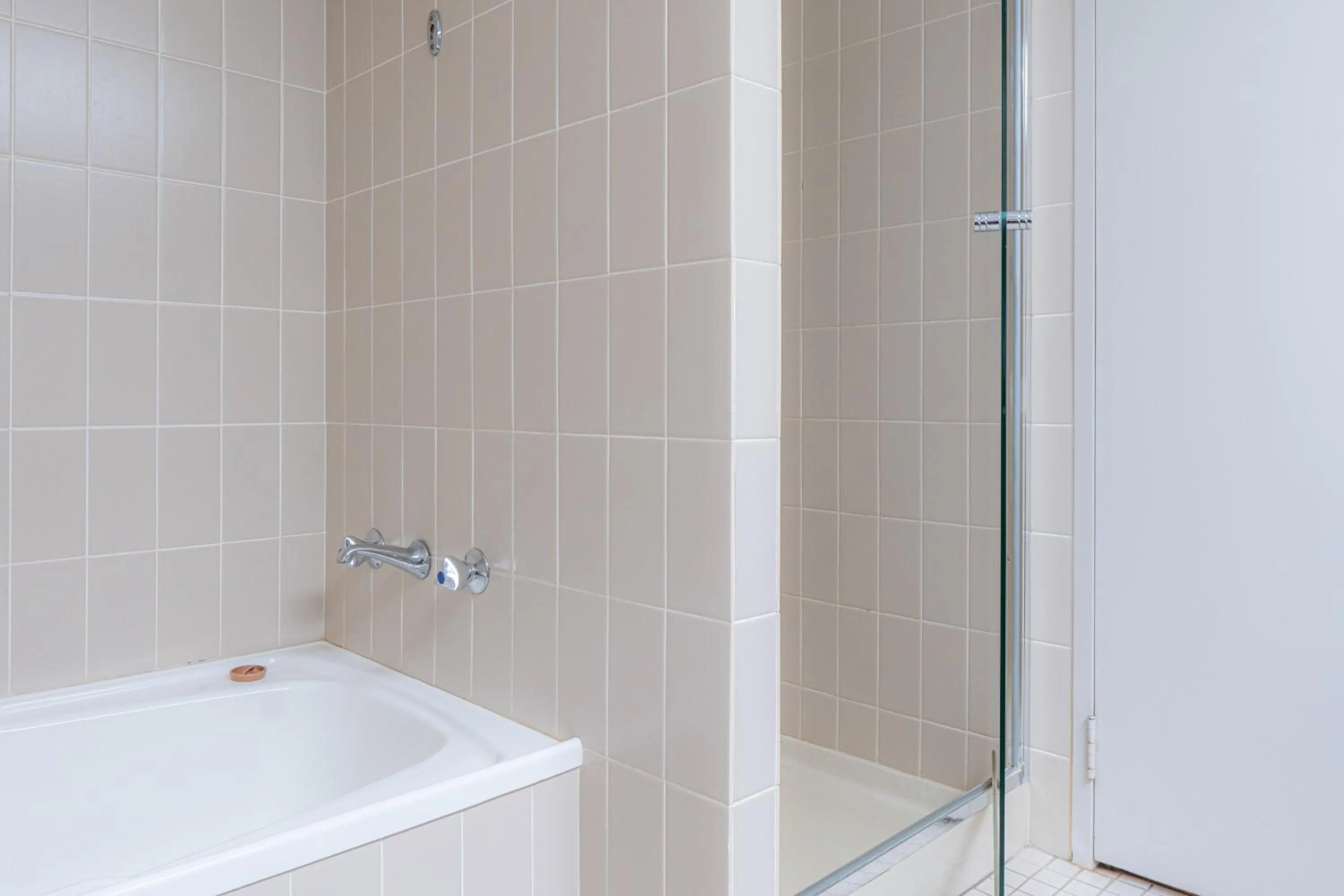 Shower in Quality Hotel Ambassador Perth