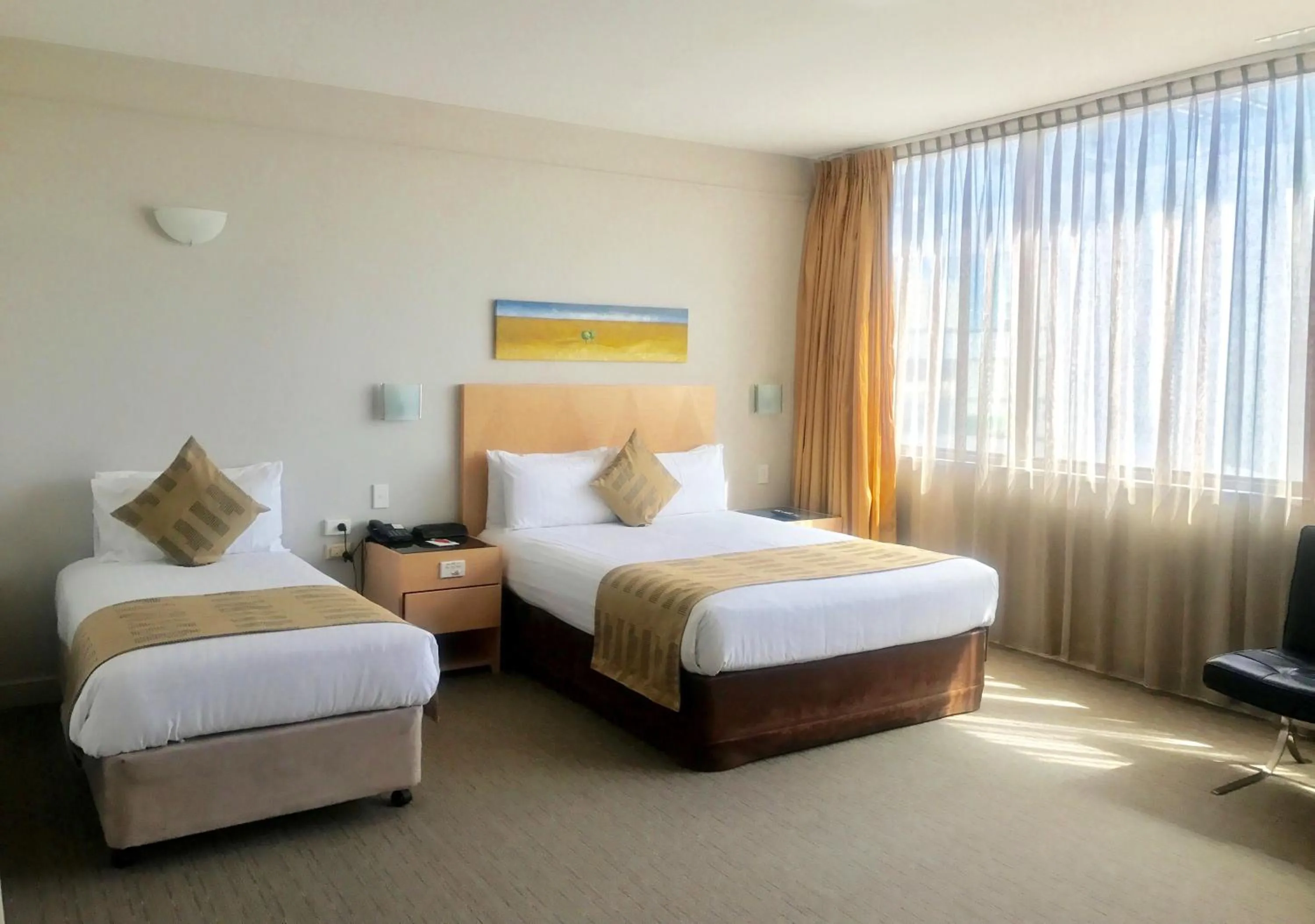 Bed in Quality Hotel Ambassador Perth