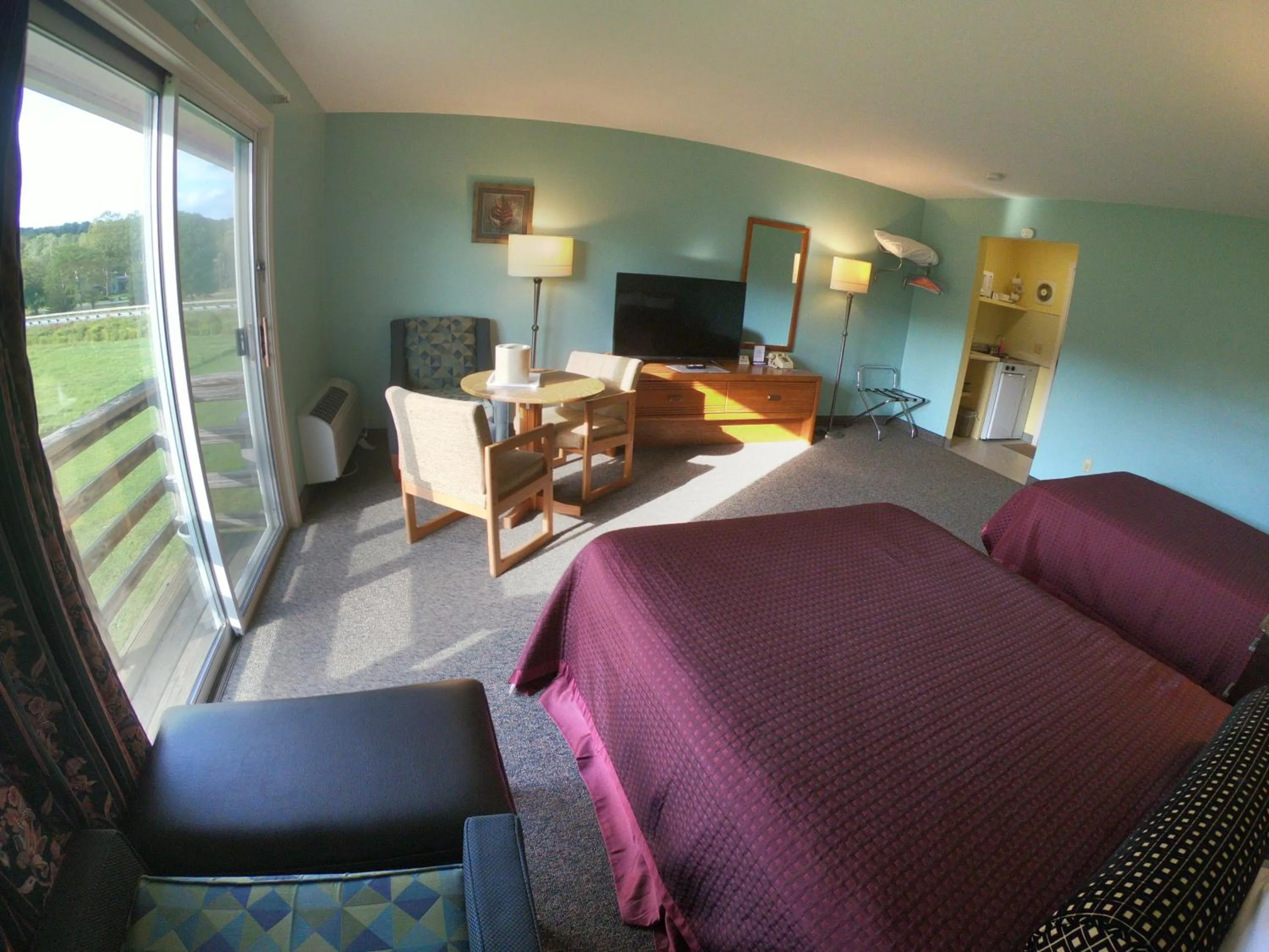 Bed in Copper Lantern Motor Lodge