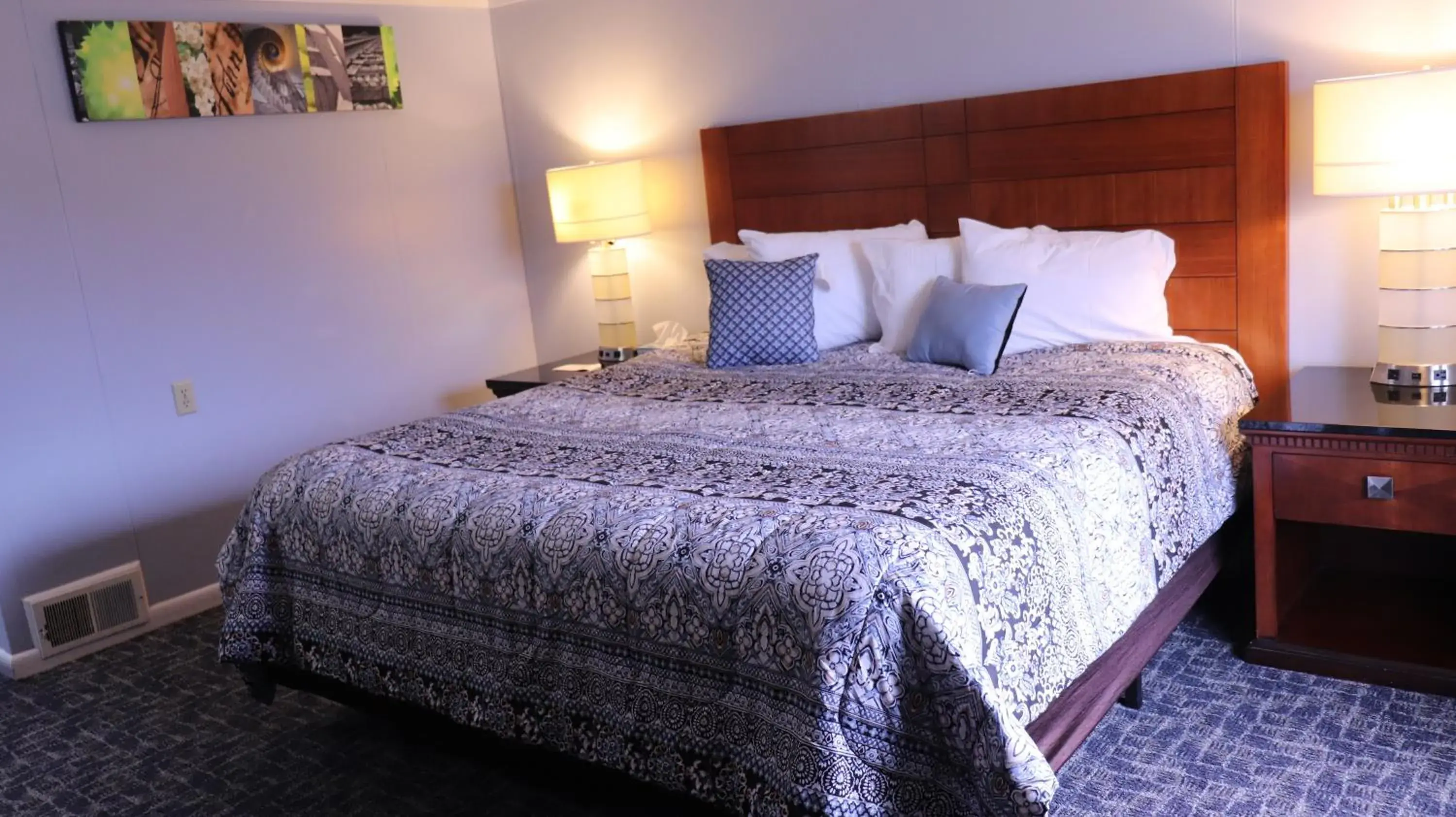 King Bed room with River View in Copper Lantern Motor Lodge King Bed room with River View in Copper Lantern Motor Lodge