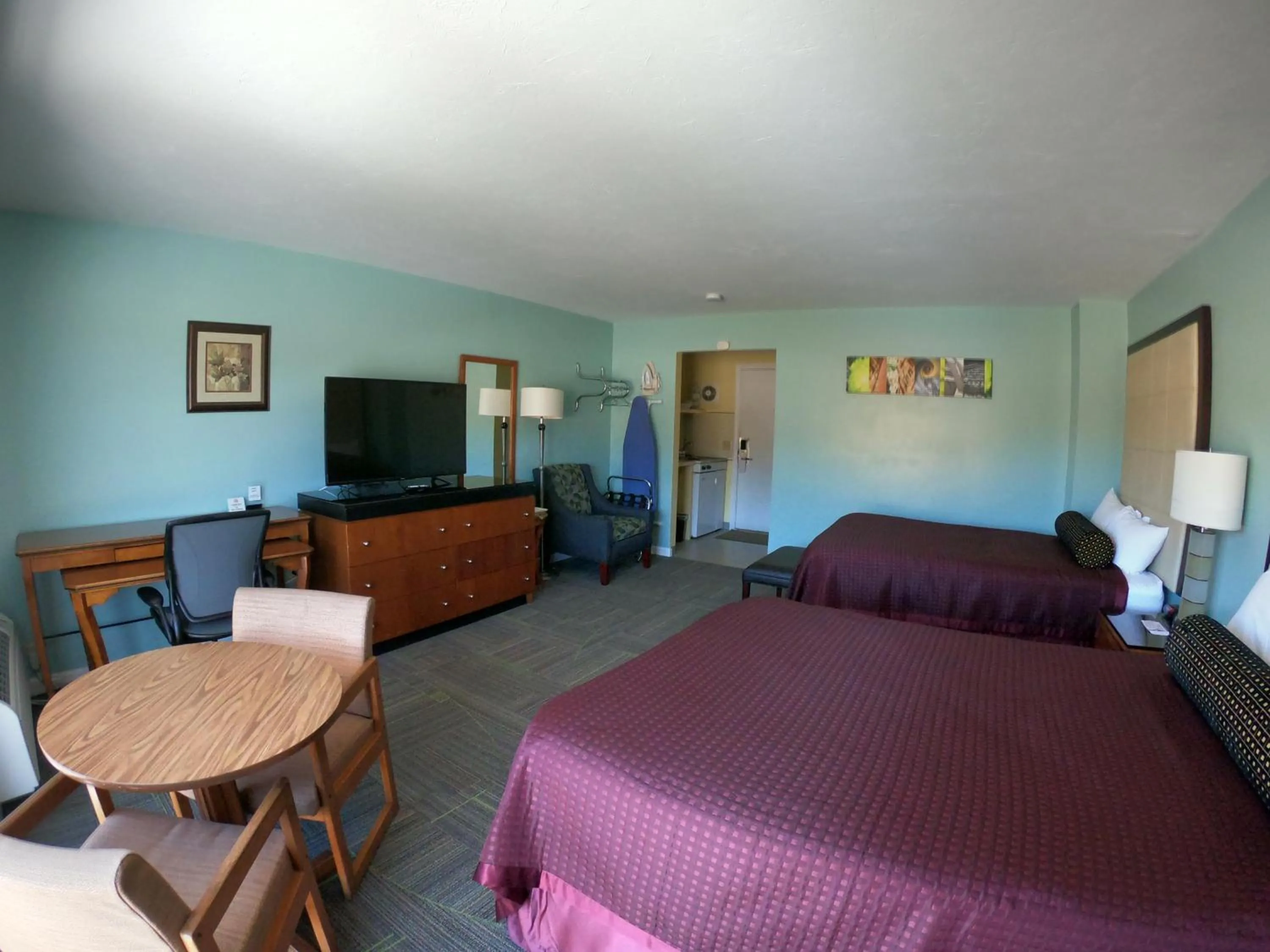 Bed in Copper Lantern Motor Lodge