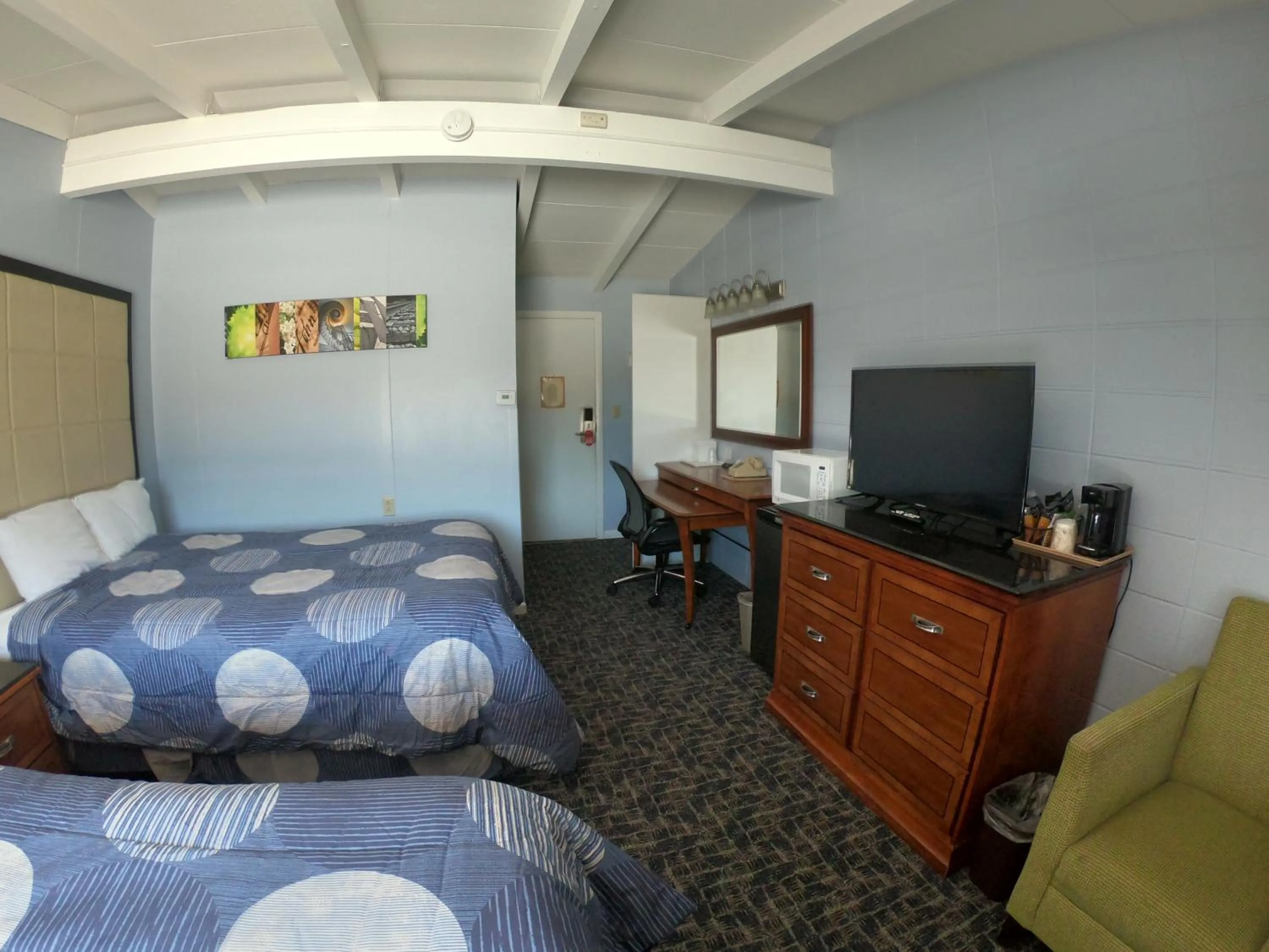 Bed in Copper Lantern Motor Lodge