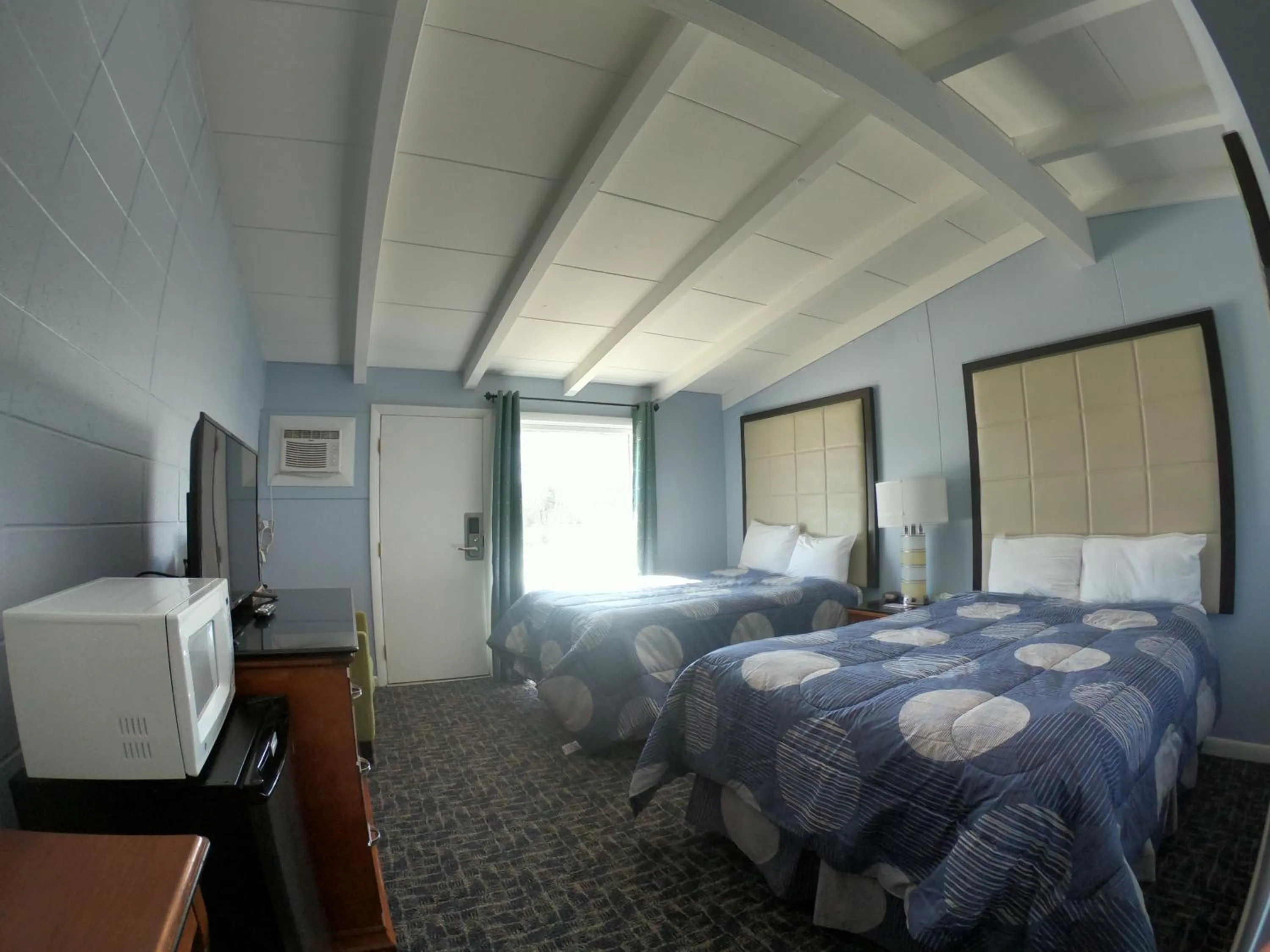 Bed in Copper Lantern Motor Lodge