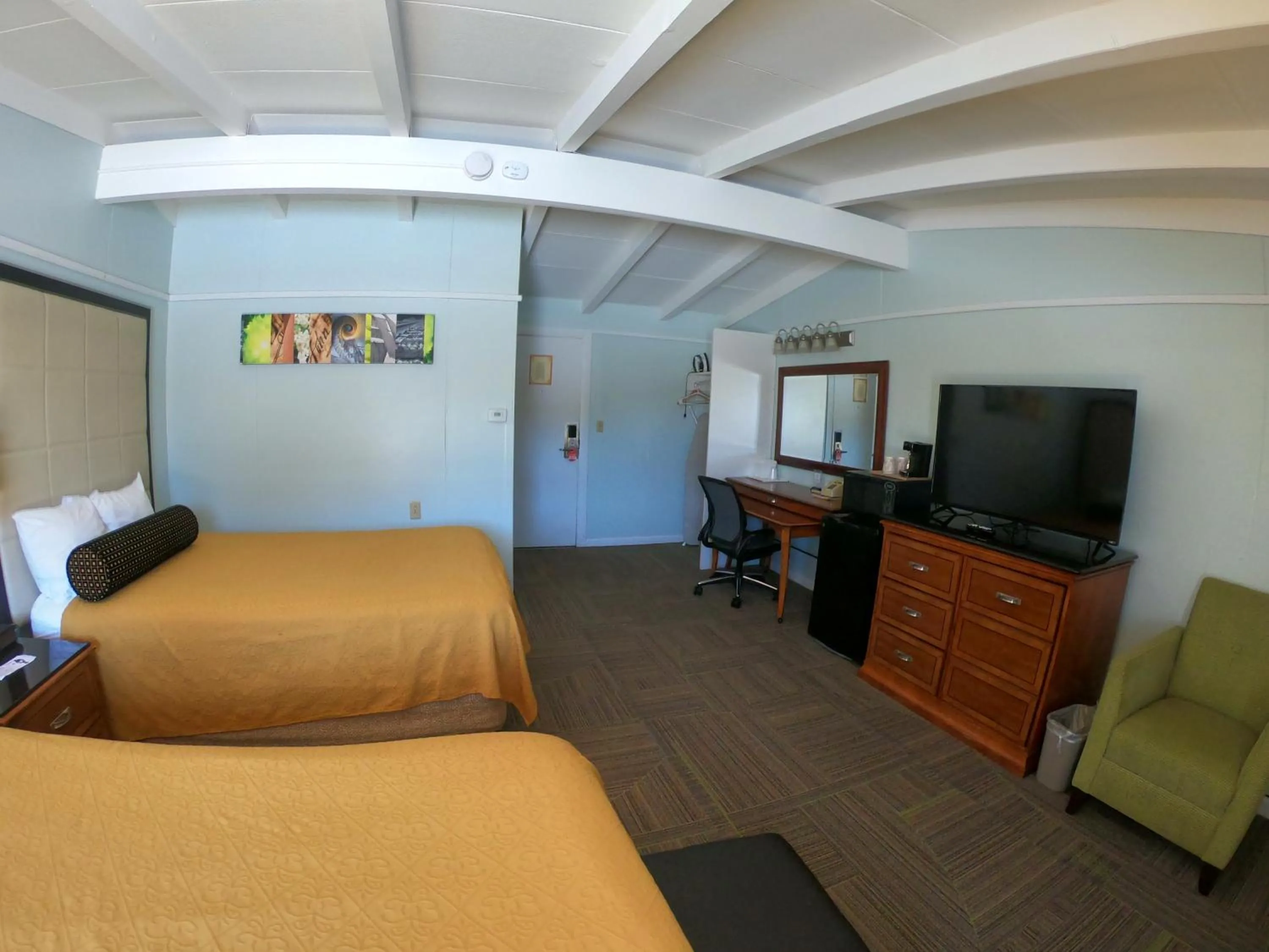 Bed in Copper Lantern Motor Lodge