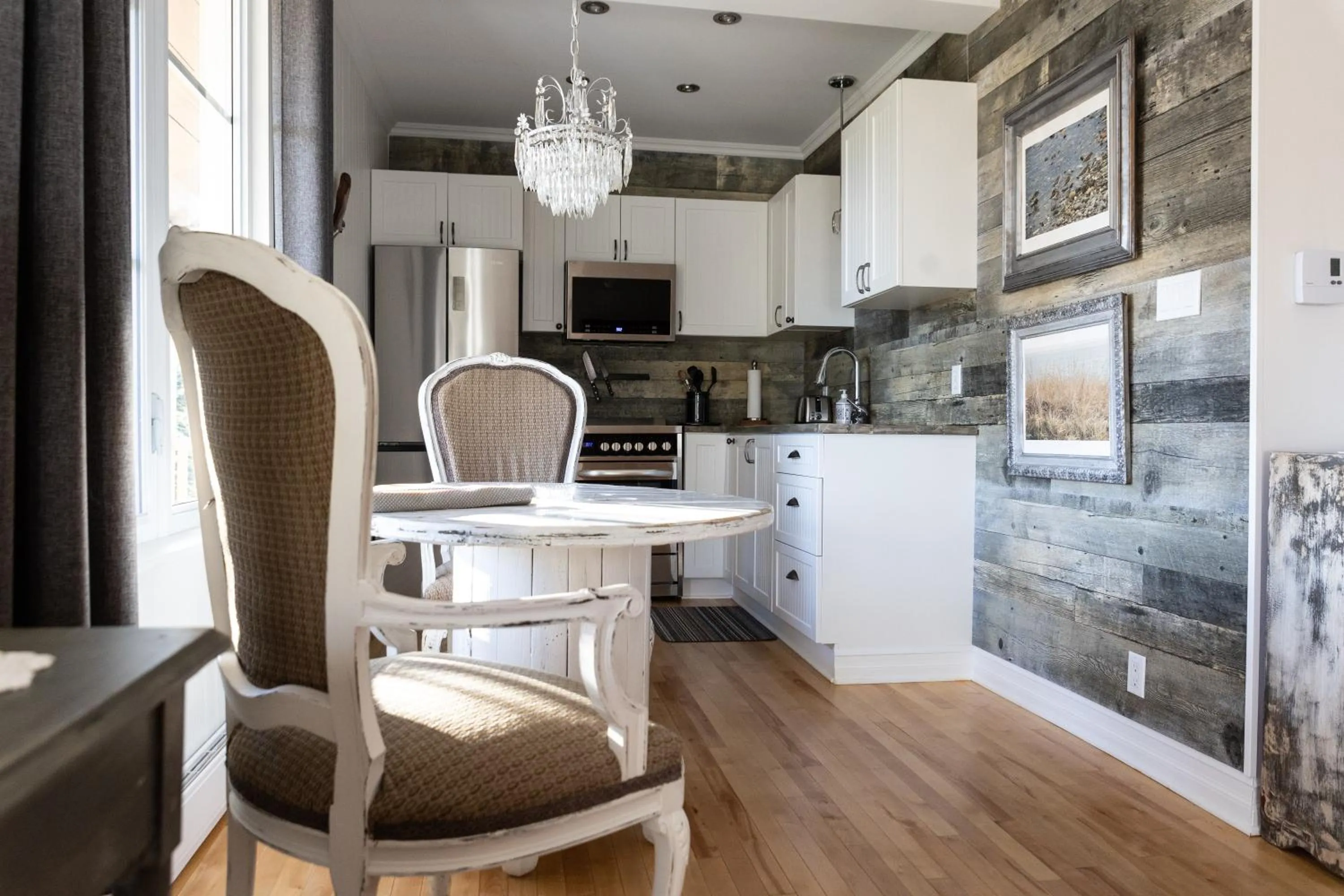 Kitchen or kitchenette in La Ruelle Hébergement