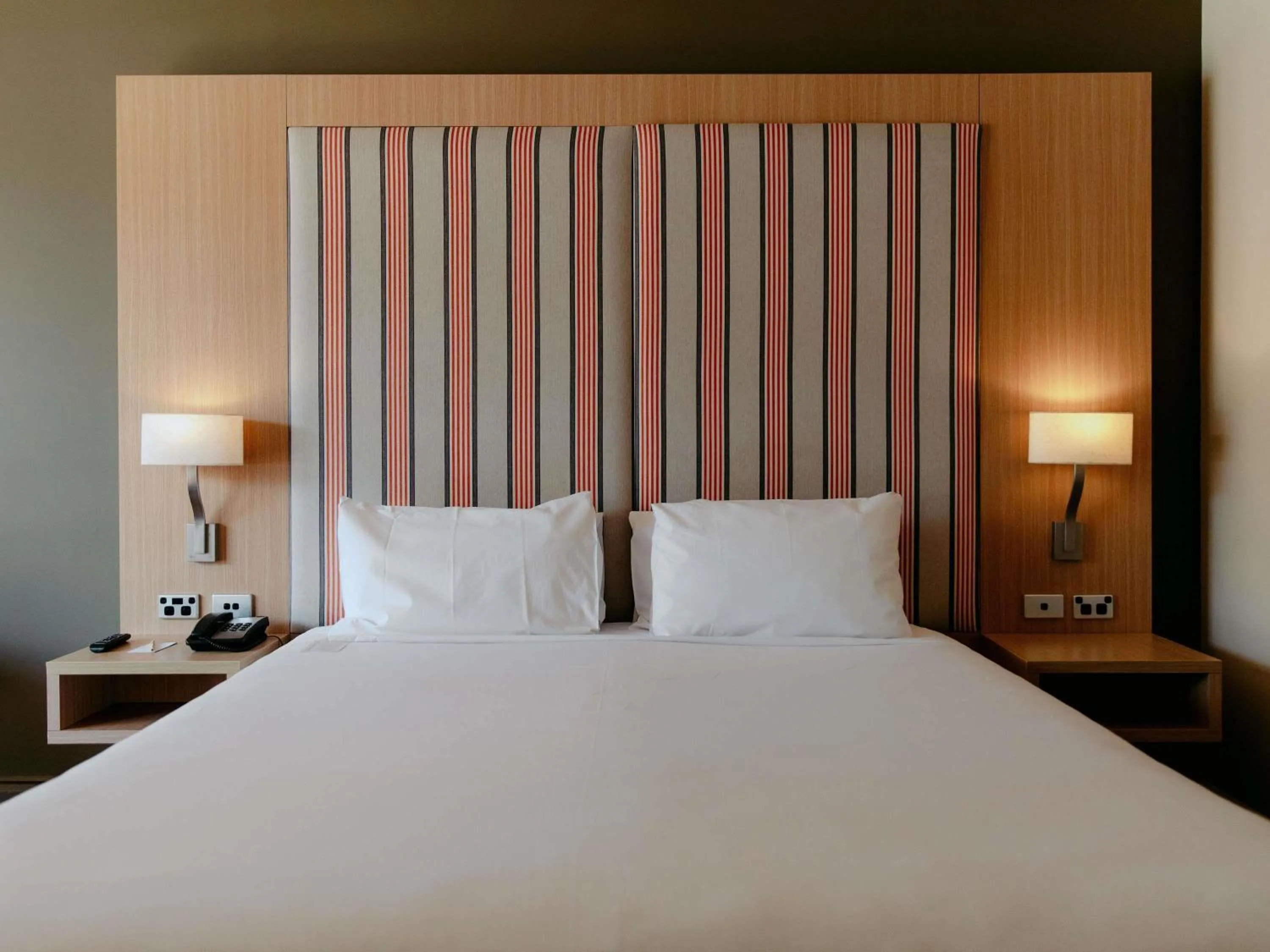 Bedroom, Bed in Mercure Gold Coast Resort