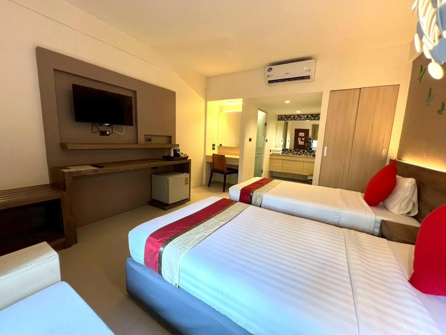 Guests, Bed in The Viridian Resort Patong