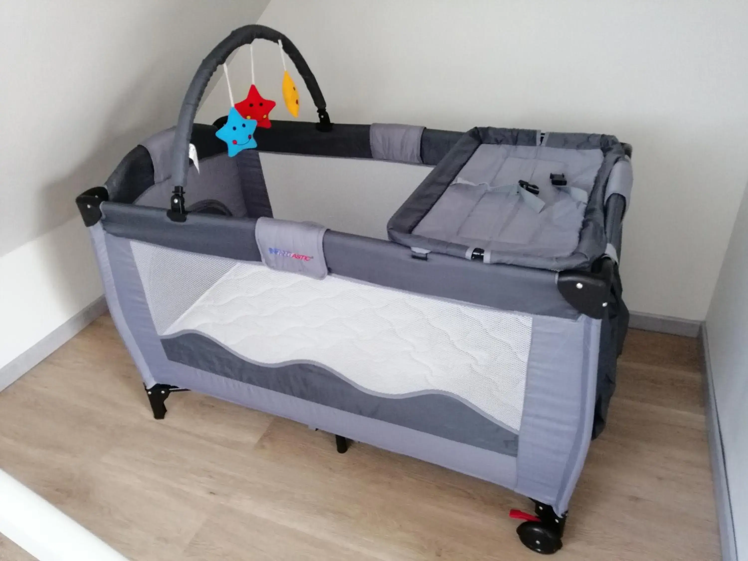 Double Room with Private External Bathroom - single occupancy - The Scene in B&B My Art House (Douai Centre) Double Room with Private External Bathroom - single occupancy - The Scene in B&B My Art House (Douai Centre)