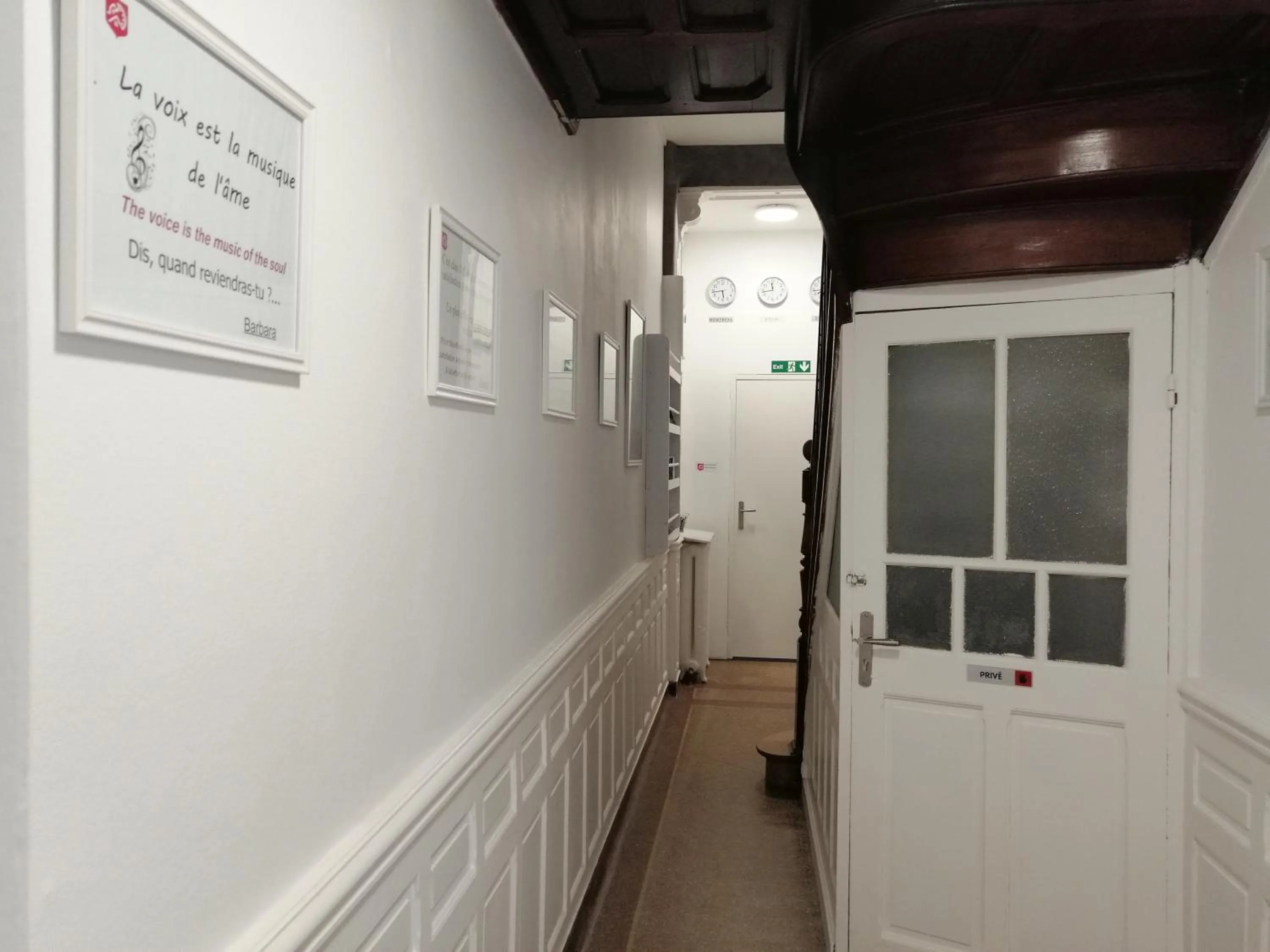 Lobby or reception in B&B My Art House (Douai Centre)