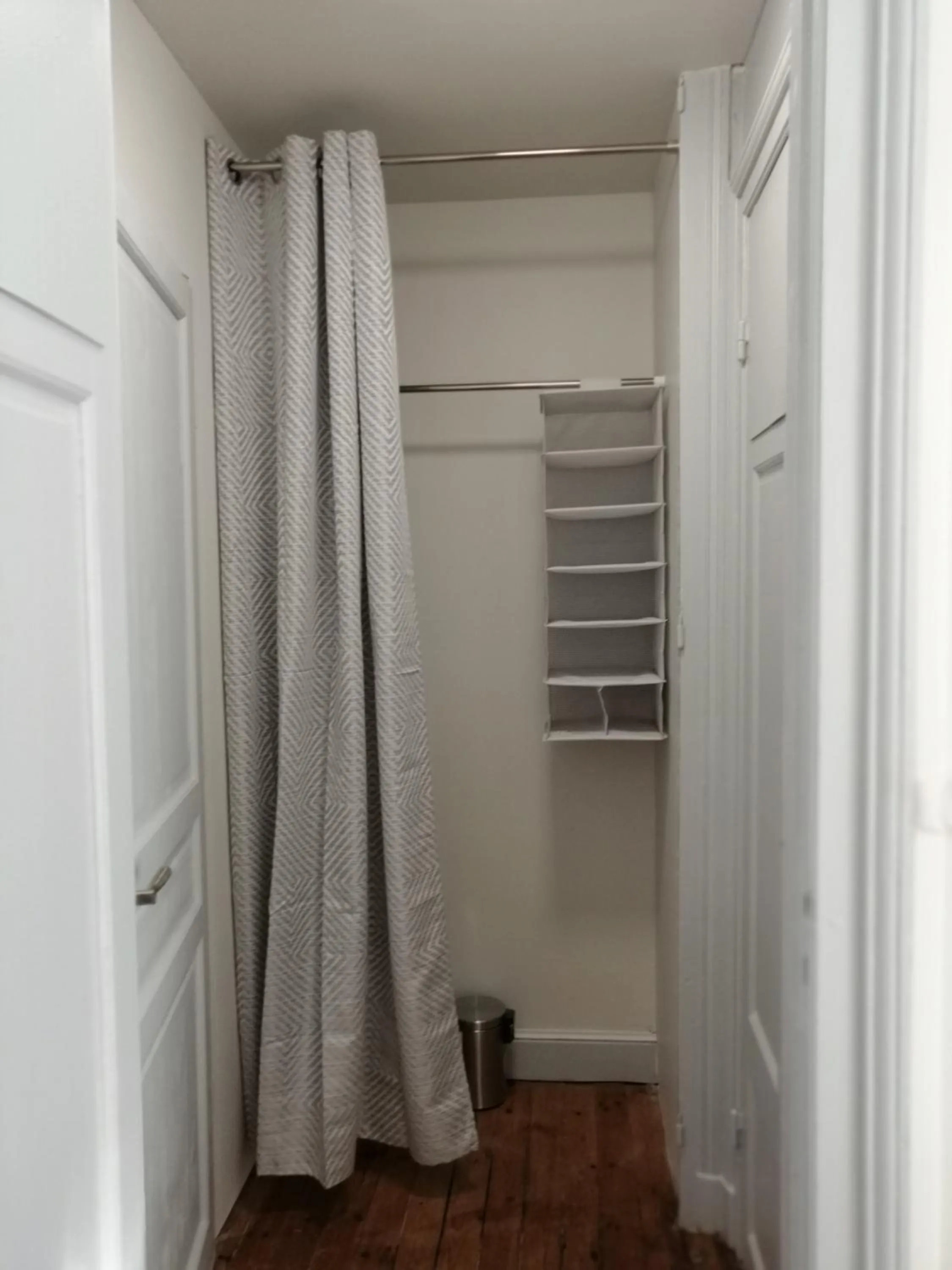 wardrobe in B&B My Art House (Douai Centre)