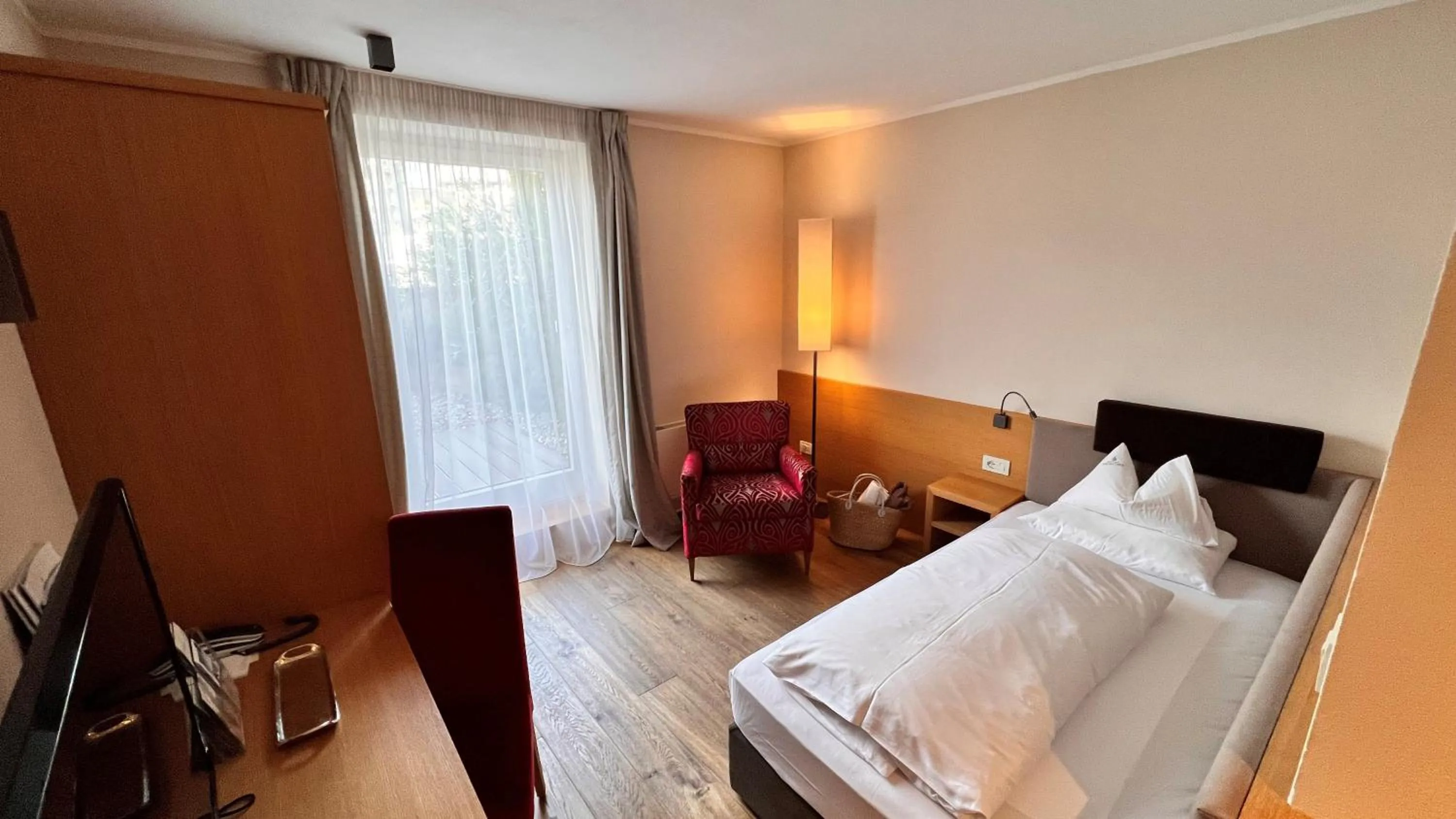 Photo of the whole room, Bed in Hotel Mitterplatt (Schenna Resort)