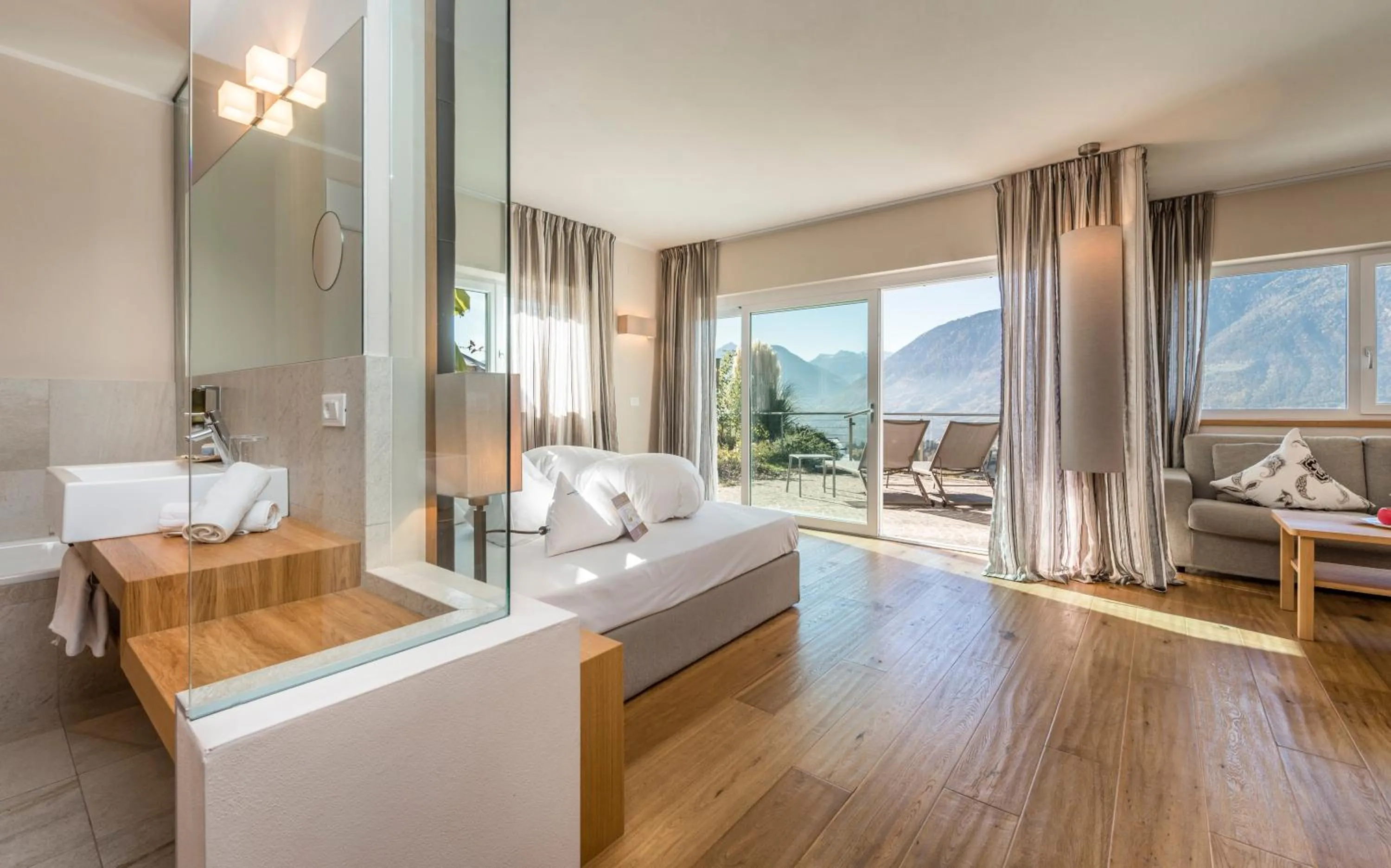 Photo of the whole room, Bed in Hotel Mitterplatt (Schenna Resort)