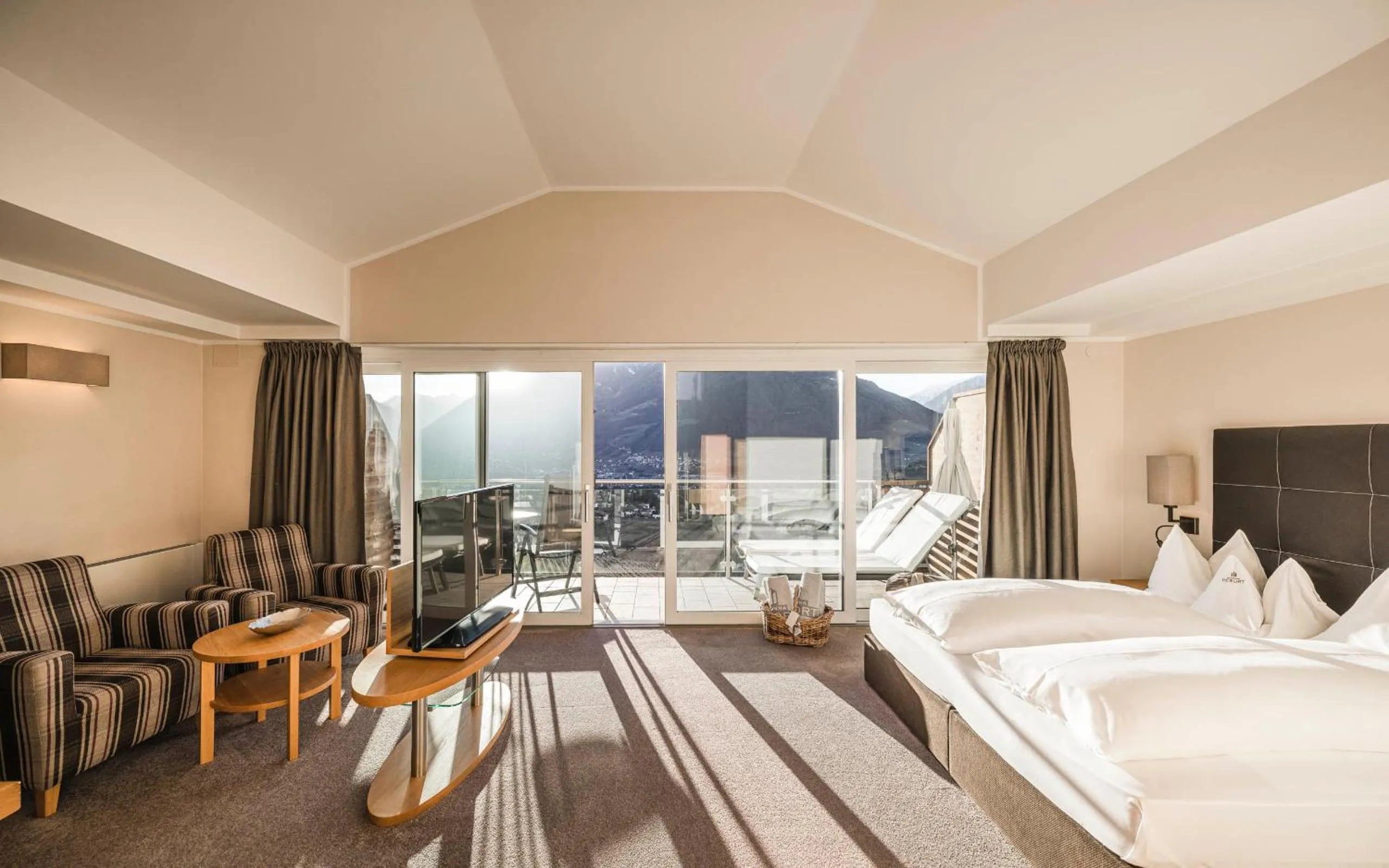 View (from property/room), Bed in Hotel Mitterplatt (Schenna Resort)