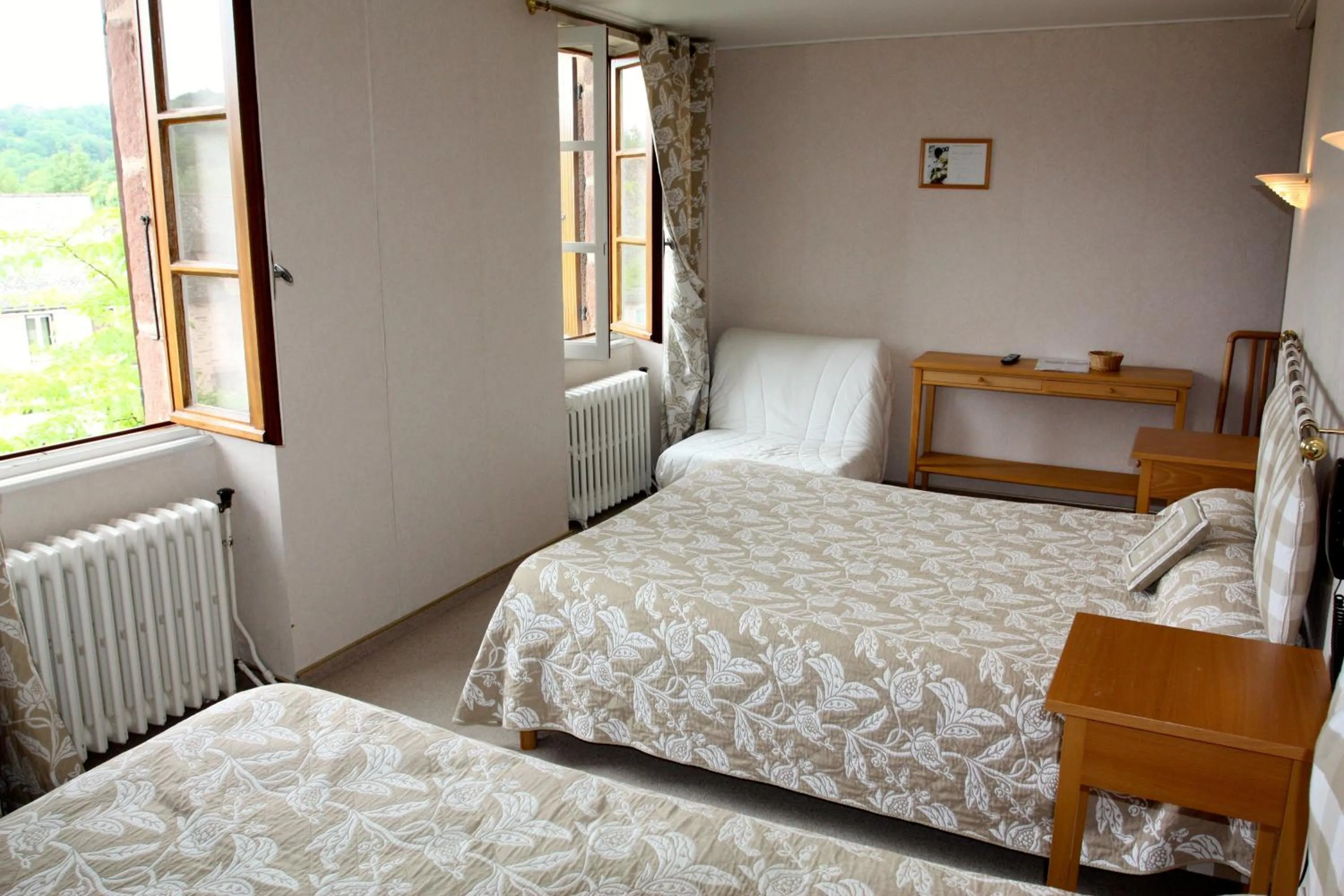 Photo of the whole room, Bed in Auberge Aux Portes de Conques