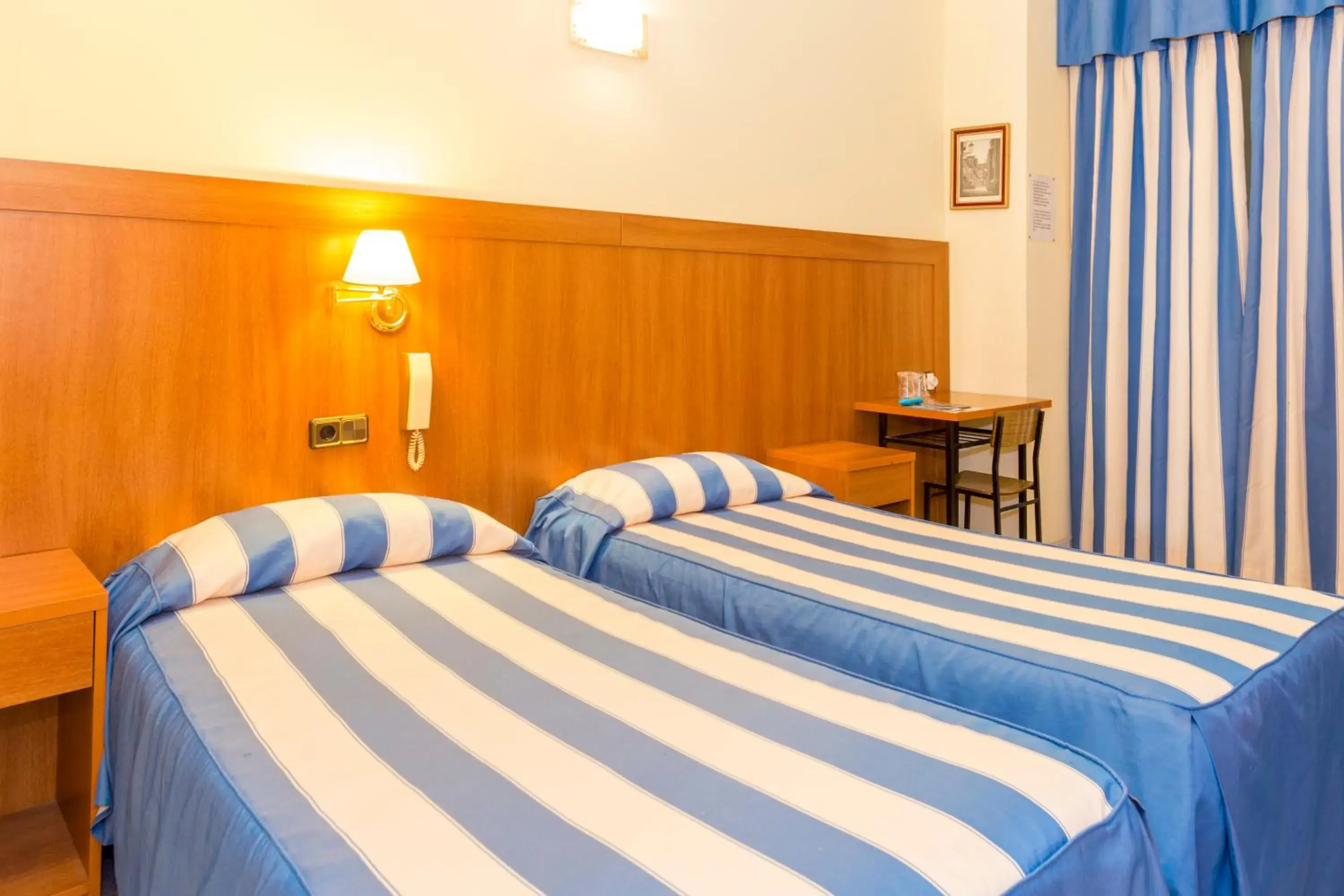 Twin Room with Shared Bathroom in Pensión Coral Twin Room with Shared Bathroom in Pensión Coral