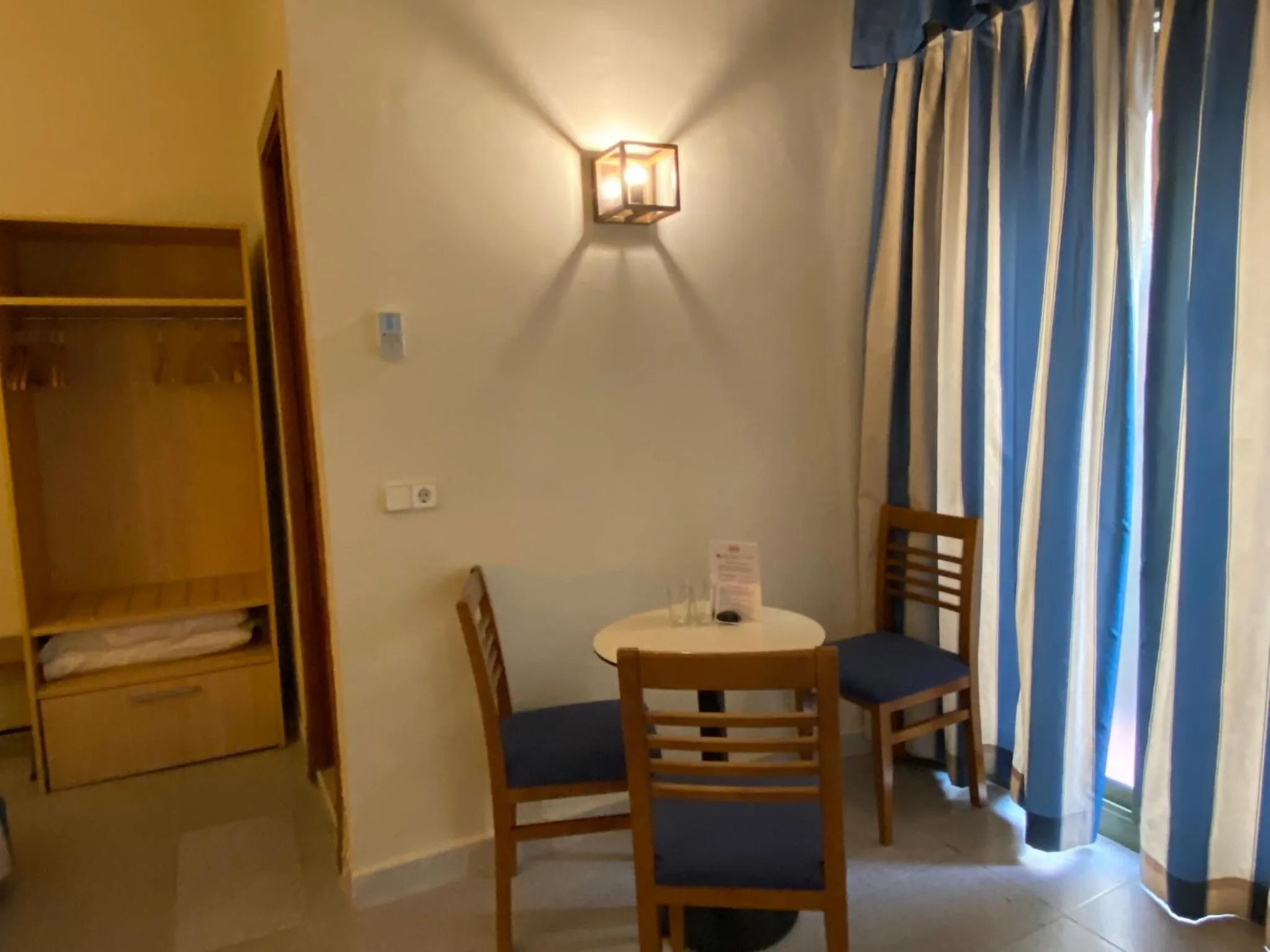 Photo of the whole room in Pensión Coral