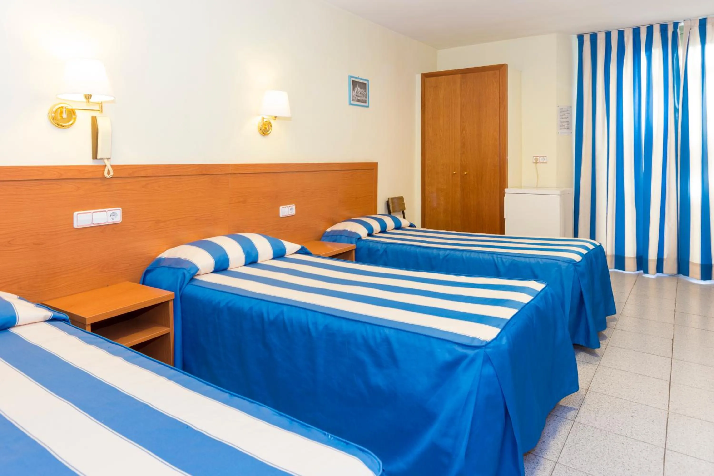 Photo of the whole room, Bed in Pensión Coral