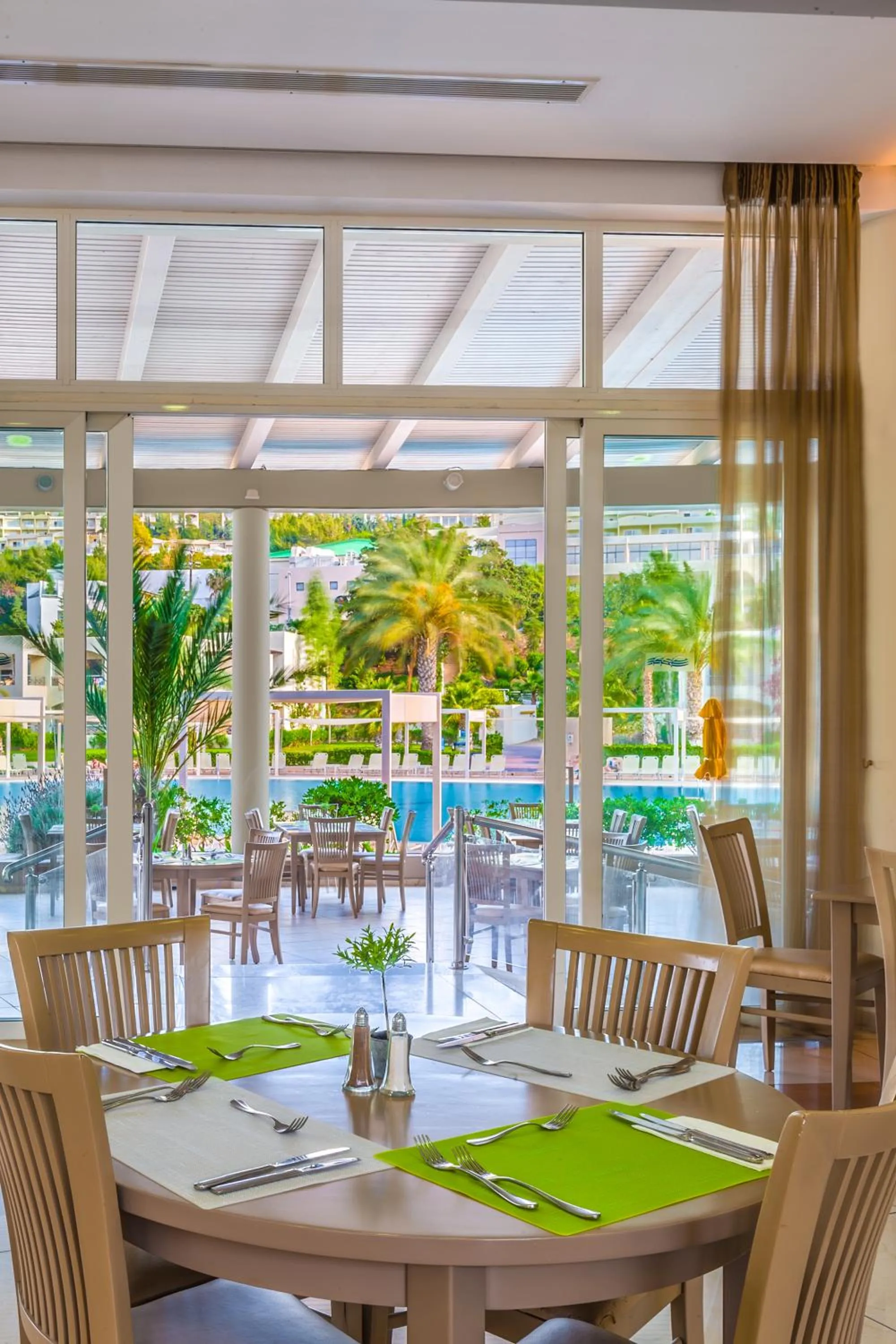 Restaurant/places to eat in Kipriotis Maris Suites