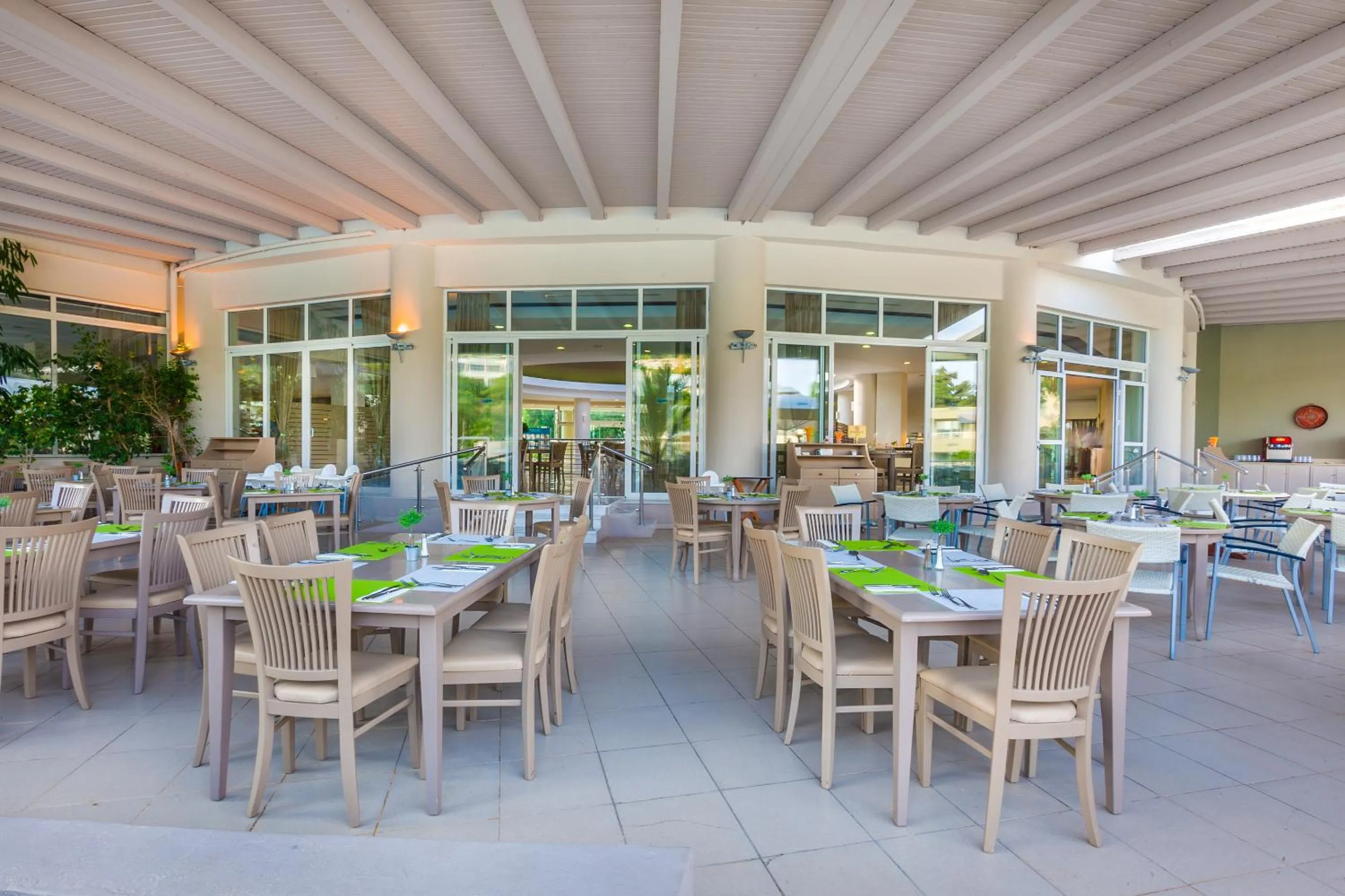 Restaurant/places to eat in Kipriotis Maris Suites