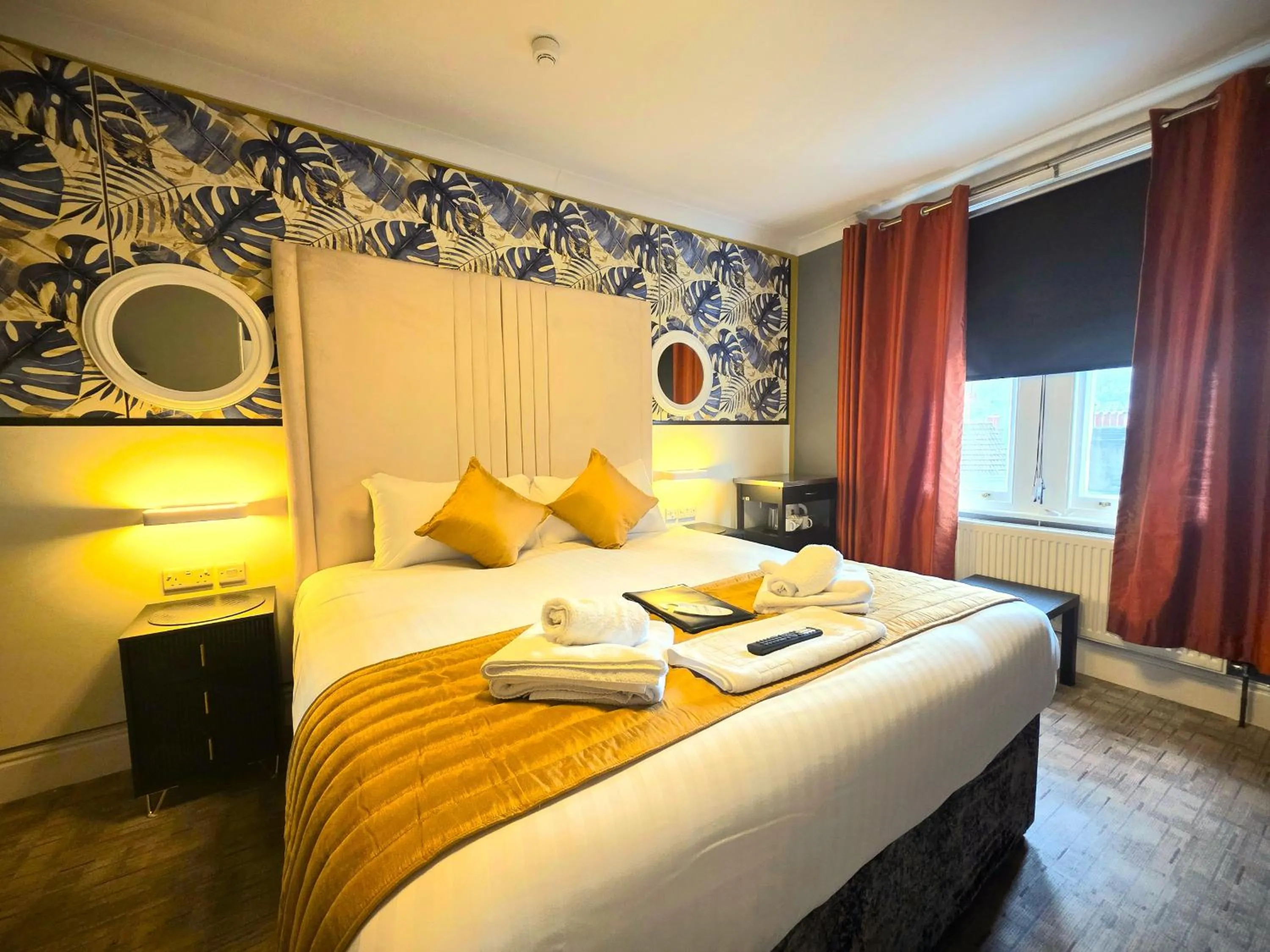 Bedroom, Bed in Yardley Manor Hotel