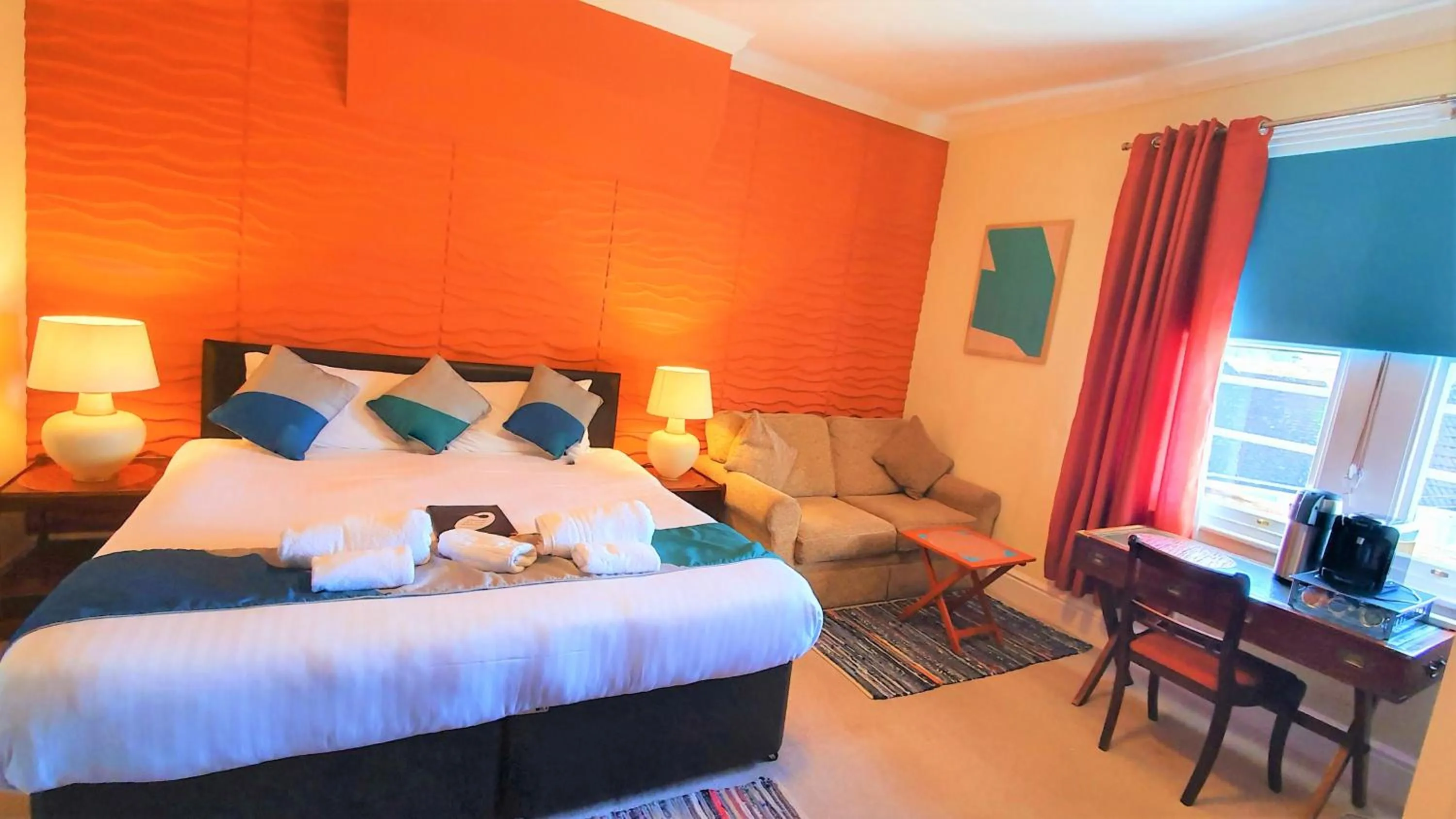 Bedroom, Bed in Yardley Manor Hotel