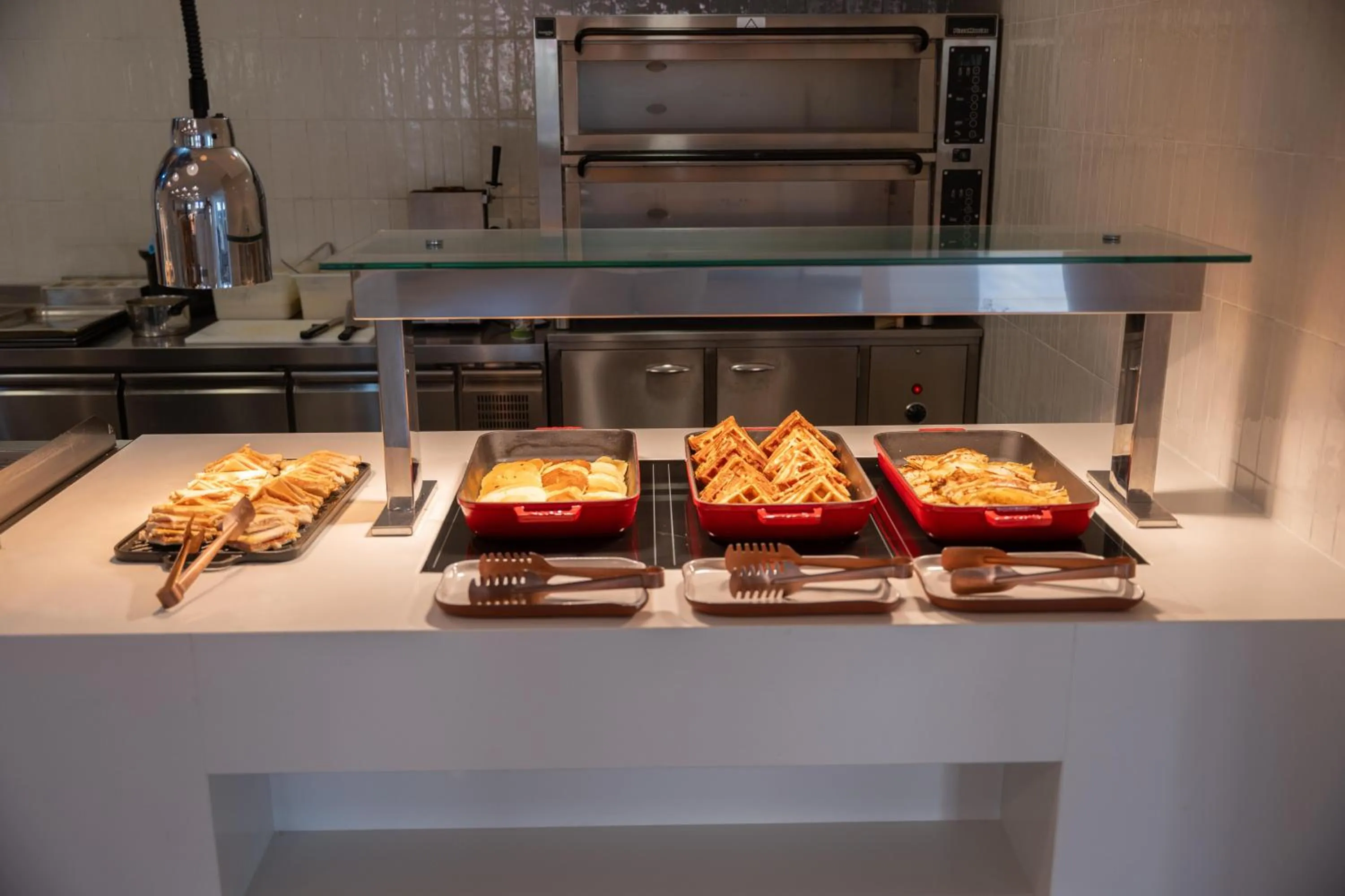 Restaurant/places to eat in Orion Hotel