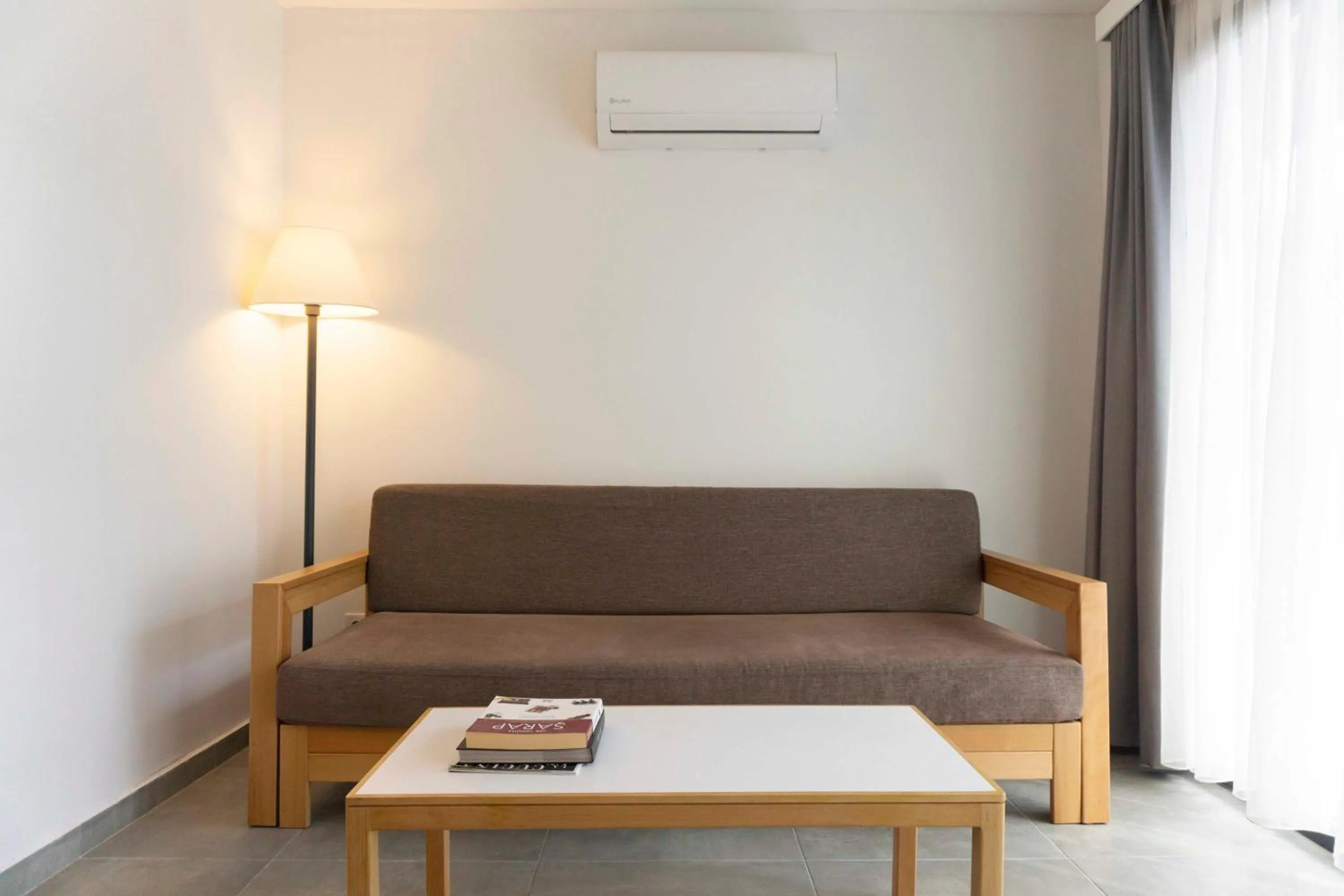 Living room in Daphnis Hotel