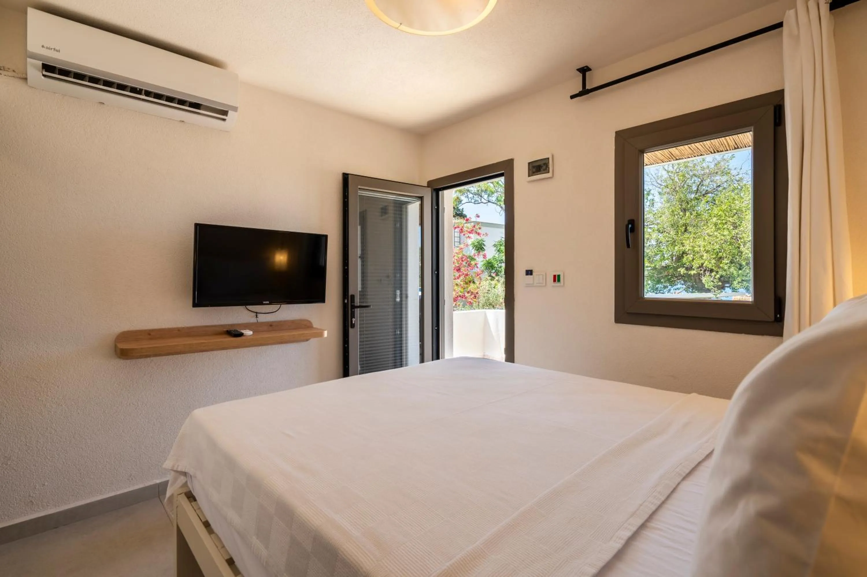 Photo of the whole room, Bed in Daphnis Hotel