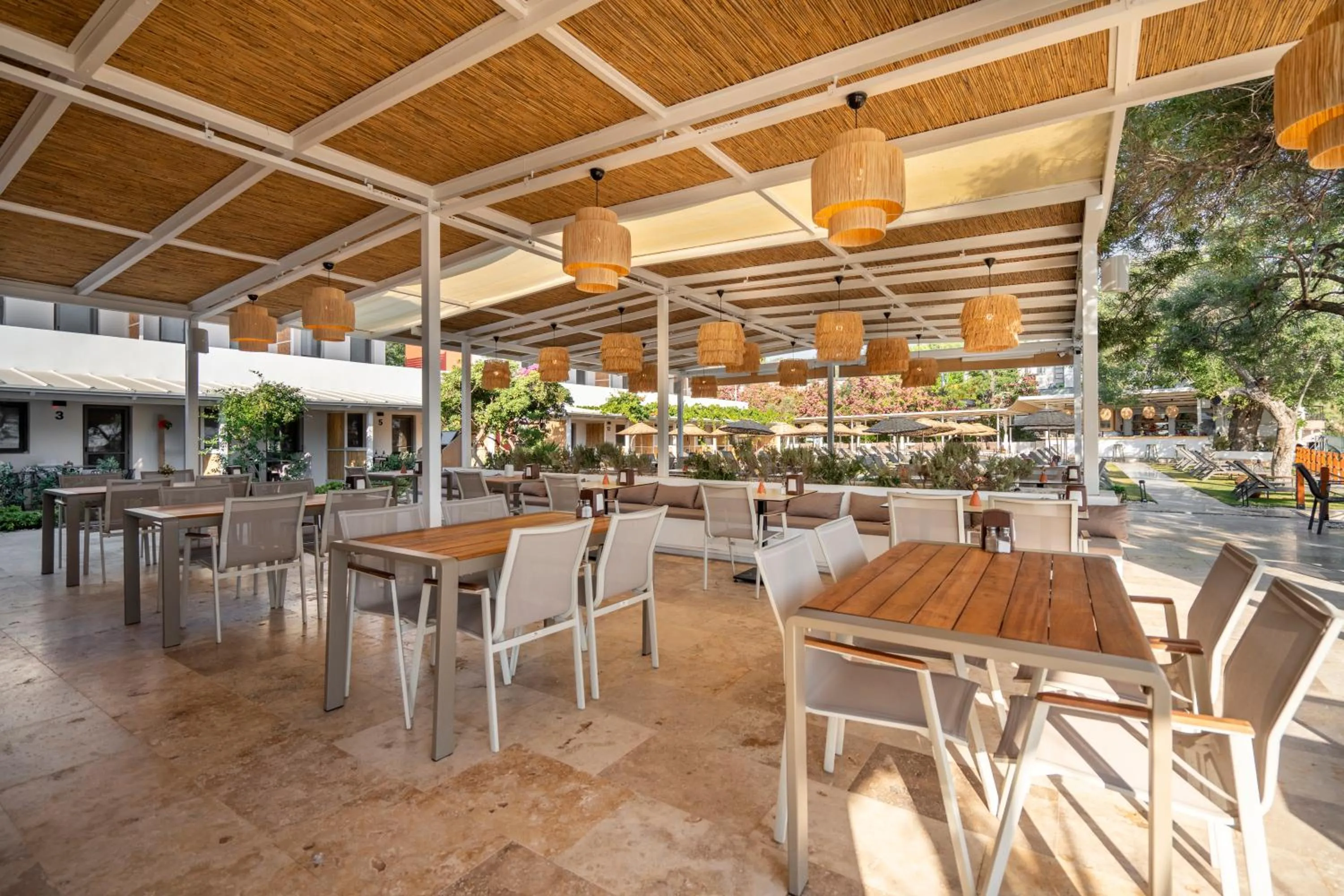 Restaurant/places to eat in Daphnis Hotel