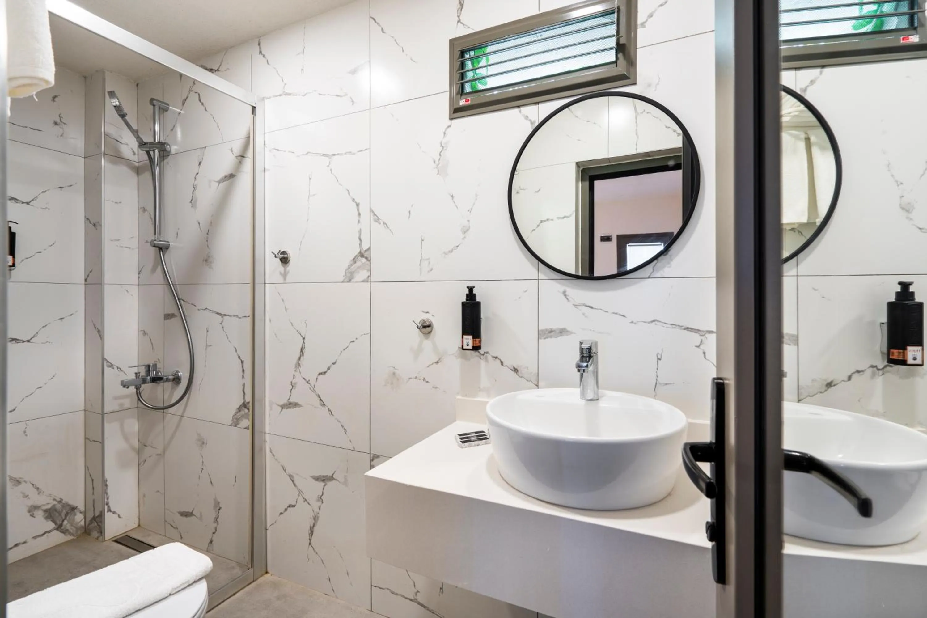 Bathroom in Daphnis Hotel