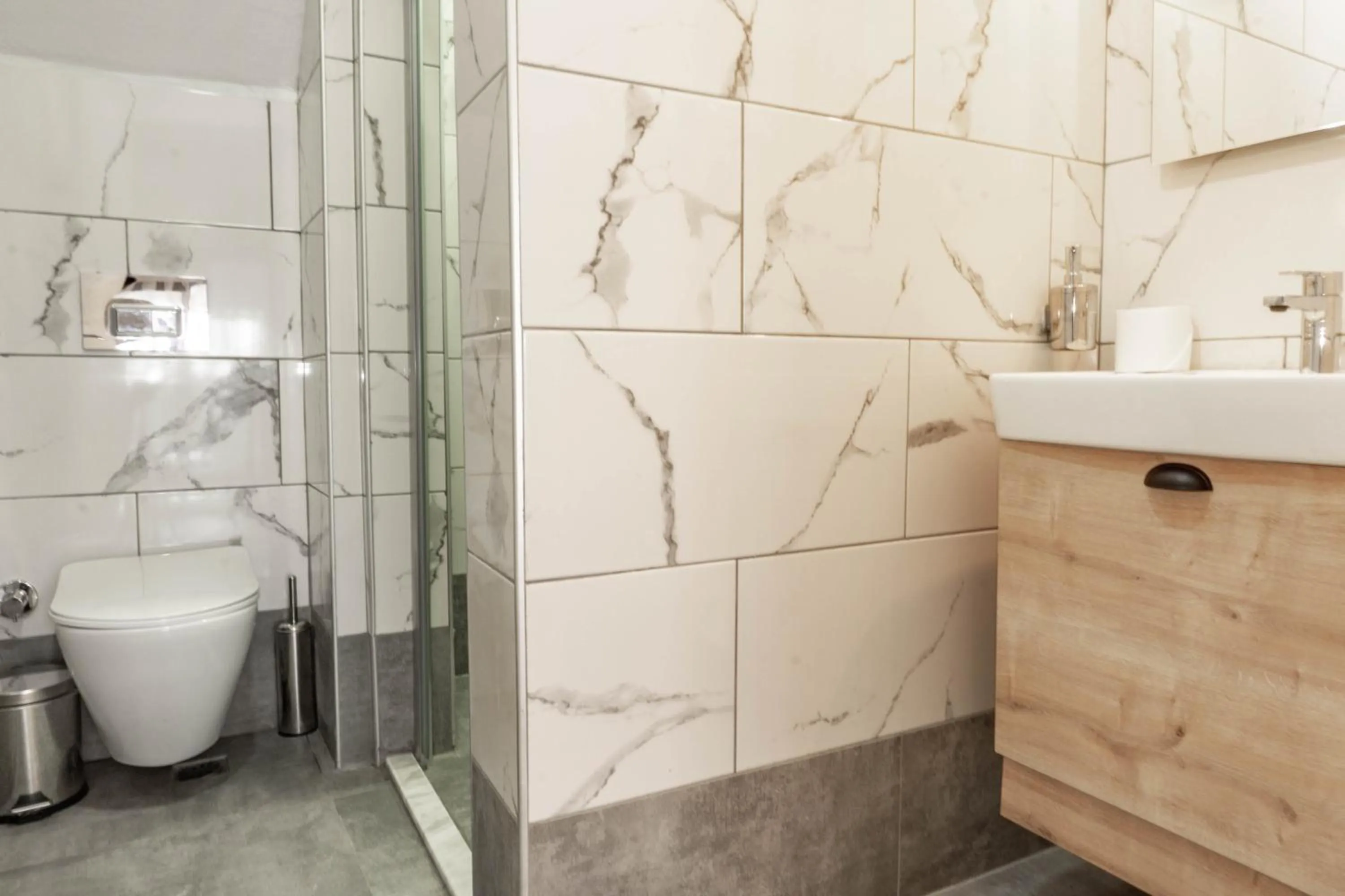 Toilet in Daphnis Hotel