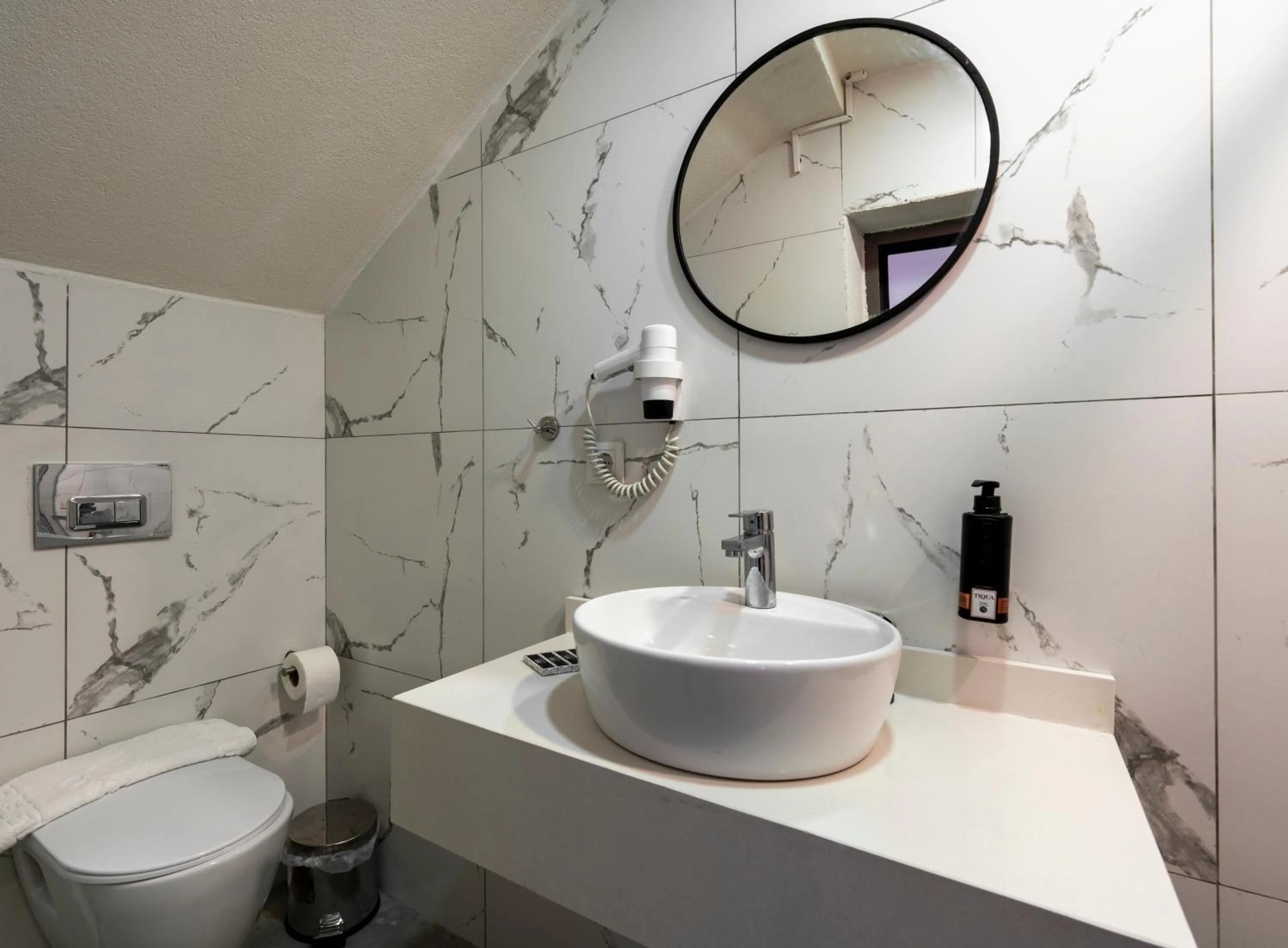 Bathroom in Daphnis Hotel