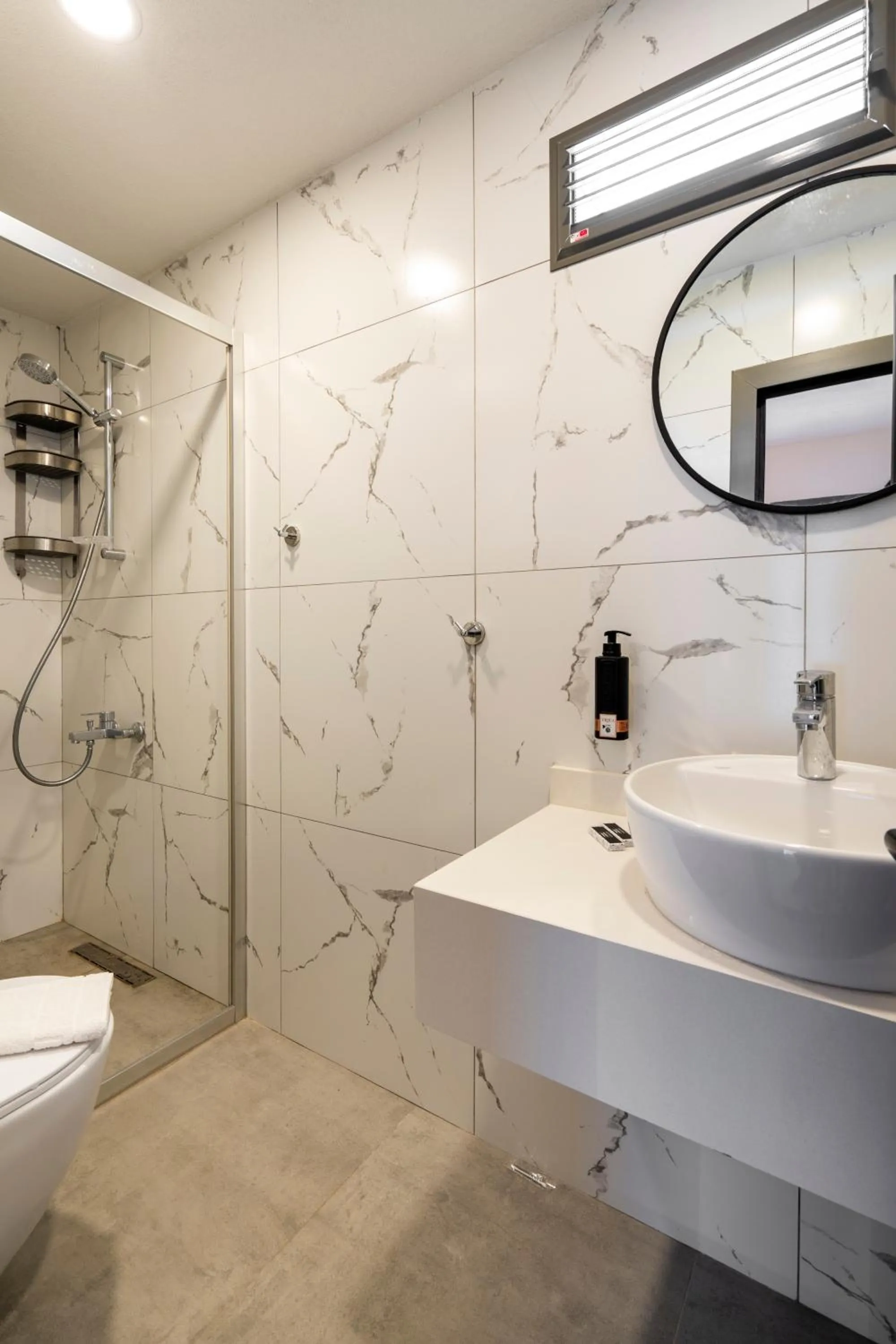 Bathroom in Daphnis Hotel