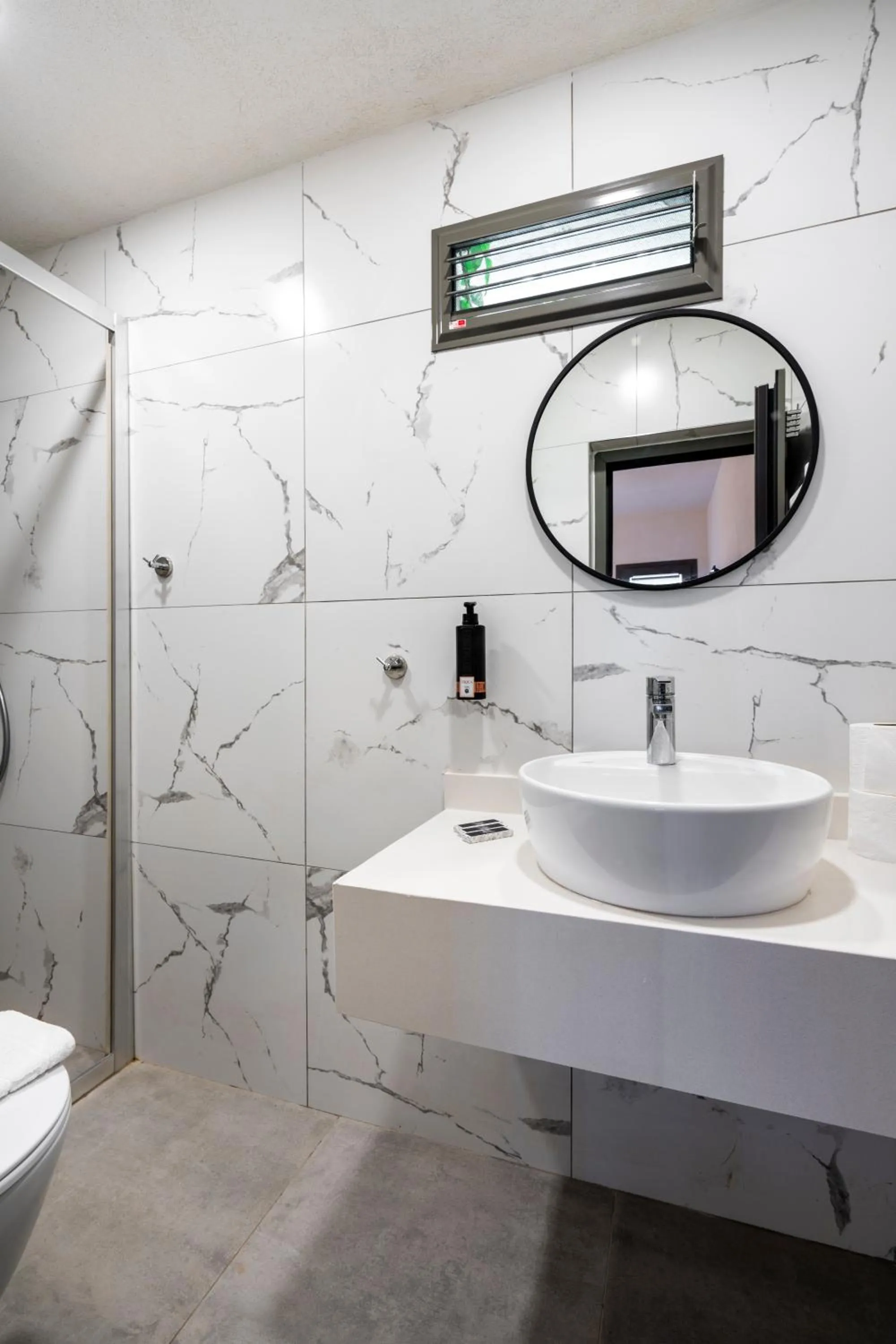 Bathroom in Daphnis Hotel