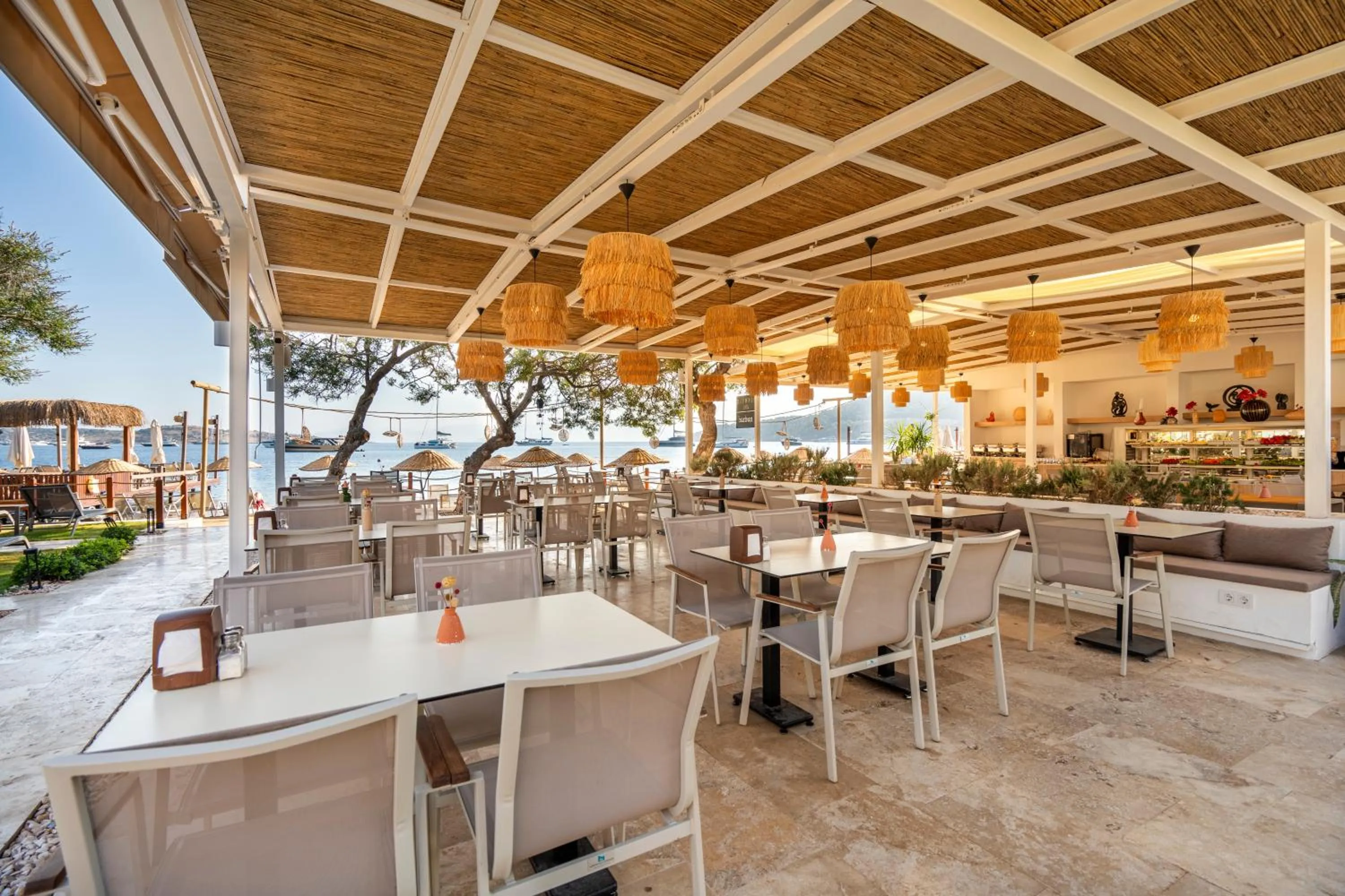 Restaurant/places to eat in Daphnis Hotel